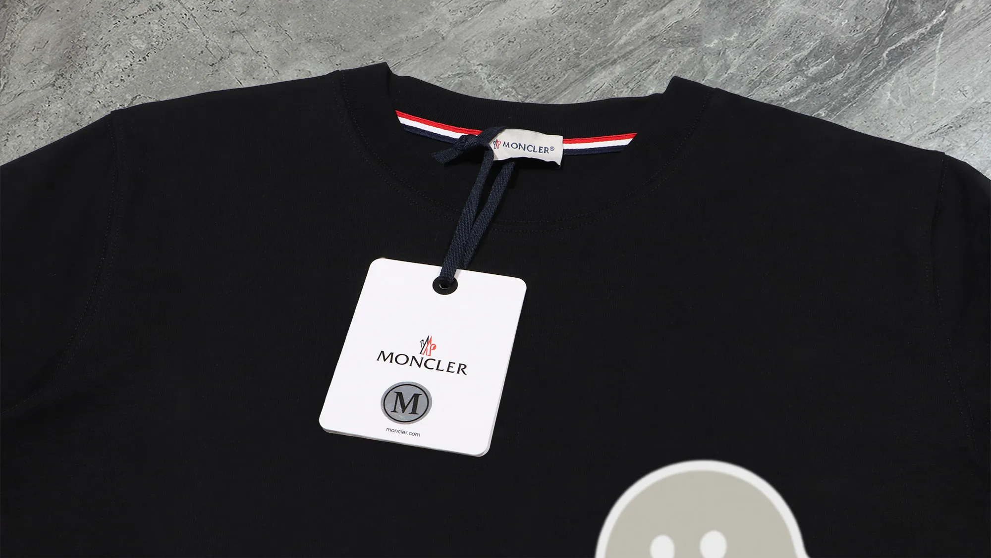 P210 High-version sweatshirt) [Long-term stock] 〖𝐌𝐎𝐍𝐂𝐋𝐄𝐑~Mask〗 Made of 440g heavy-weight fabric. It is different from the market currency. It can be matched with any variety and is properly handsome. 😎The whole dress is made of double waistcoats. The double waistcoats make the whole dress more three-dimensional. Not ordinary factories can do such fine work. 2025 Spring runway version of the T stage, on sale at the counter, round neck terry sweatshirt, high-end double-strand pure cotton, custom-made stretch ribs, dyed in the same vat, complete with three standards, matched with exquisite embroidered LOGO on the chest, simple and advanced, same style for men and women. Color: black, apricot, white, size: S M L XL 2XL