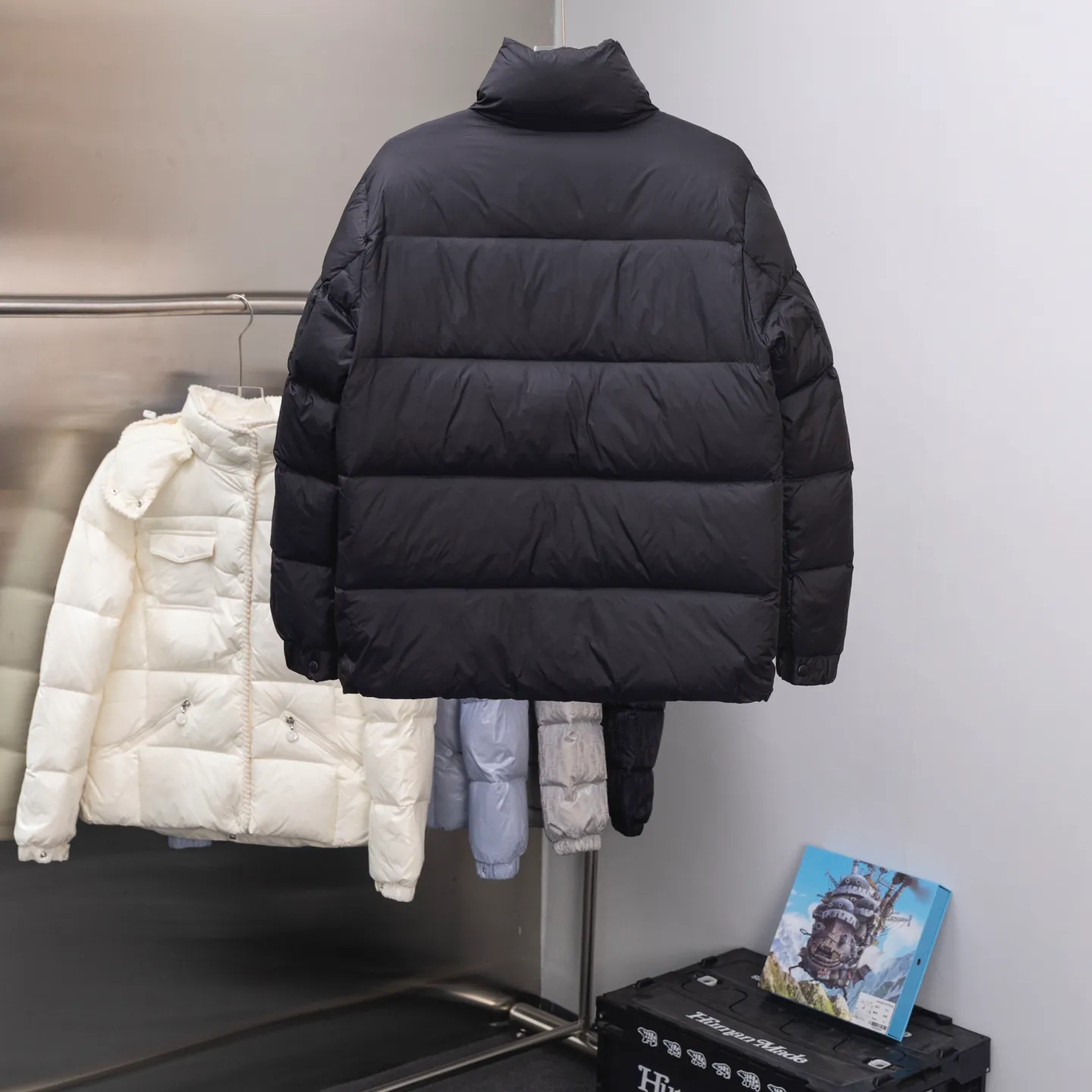 P780 Super King Fried ⬆️Moncler Citala short men's down jacket. Looking at it, there is no other version on the market that can beat it. 130w + one ton of special European gooseneck filling. 850+ fill power, I am twice as thick as the market version, but twice as light. The Citala men's short down jacket is made of pop-colored light fabric, highlighting the vitality of the series.  Made from lightweight nylon with a longue saison lining, the Citala down jacket is comfortable and warm without being bulky. This cropped down jacket has a comfortable fit, a signature turtleneck and a quilted, checkered silhouette. Details •Made from lightweight nylon fabric •Longue saison lining •Down filling (⚠️Premium goose down) •Stand collar •Zip closure •Zip pockets •Elastic cuffs and hem •Felt logo patch Size : 1-5 Couple size.