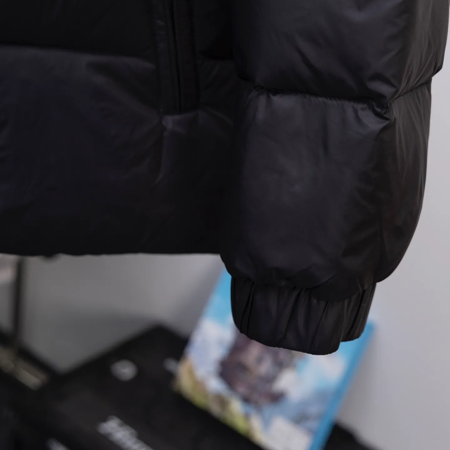 P780 Super King Fried ⬆️Moncler Citala short men's down jacket. Looking at it, there is no other version on the market that can beat it. 130w + one ton of special European gooseneck filling. 850+ fill power, I am twice as thick as the market version, but twice as light. The Citala men's short down jacket is made of pop-colored light fabric, highlighting the vitality of the series.  Made from lightweight nylon with a longue saison lining, the Citala down jacket is comfortable and warm without being bulky. This cropped down jacket has a comfortable fit, a signature turtleneck and a quilted, checkered silhouette. Details •Made from lightweight nylon fabric •Longue saison lining •Down filling (⚠️Premium goose down) •Stand collar •Zip closure •Zip pockets •Elastic cuffs and hem •Felt logo patch Size : 1-5 Couple size.