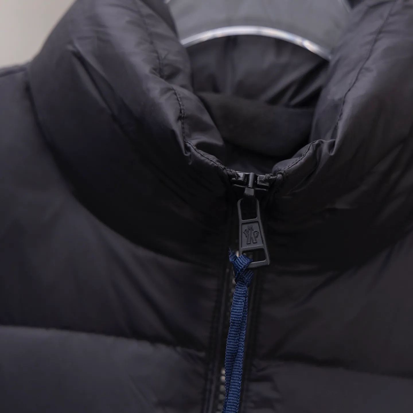 P780 Super King Fried ⬆️Moncler Citala short men's down jacket. Looking at it, there is no other version on the market that can beat it. 130w + one ton of special European gooseneck filling. 850+ fill power, I am twice as thick as the market version, but twice as light. The Citala men's short down jacket is made of pop-colored light fabric, highlighting the vitality of the series.  Made from lightweight nylon with a longue saison lining, the Citala down jacket is comfortable and warm without being bulky. This cropped down jacket has a comfortable fit, a signature turtleneck and a quilted, checkered silhouette. Details •Made from lightweight nylon fabric •Longue saison lining •Down filling (⚠️Premium goose down) •Stand collar •Zip closure •Zip pockets •Elastic cuffs and hem •Felt logo patch Size : 1-5 Couple size.