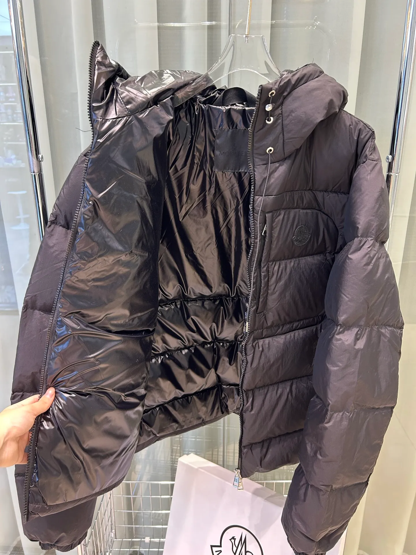 P1000 Moncler 25 spring and summer men's ORFET thin and short hooded lightweight down jacket, loose fit, versatile and easy to match, same style for men and women, original custom-made national standard 90 white duck down filling! Color: black brown Style number: Same style as Wei Daxun Code number: 12345