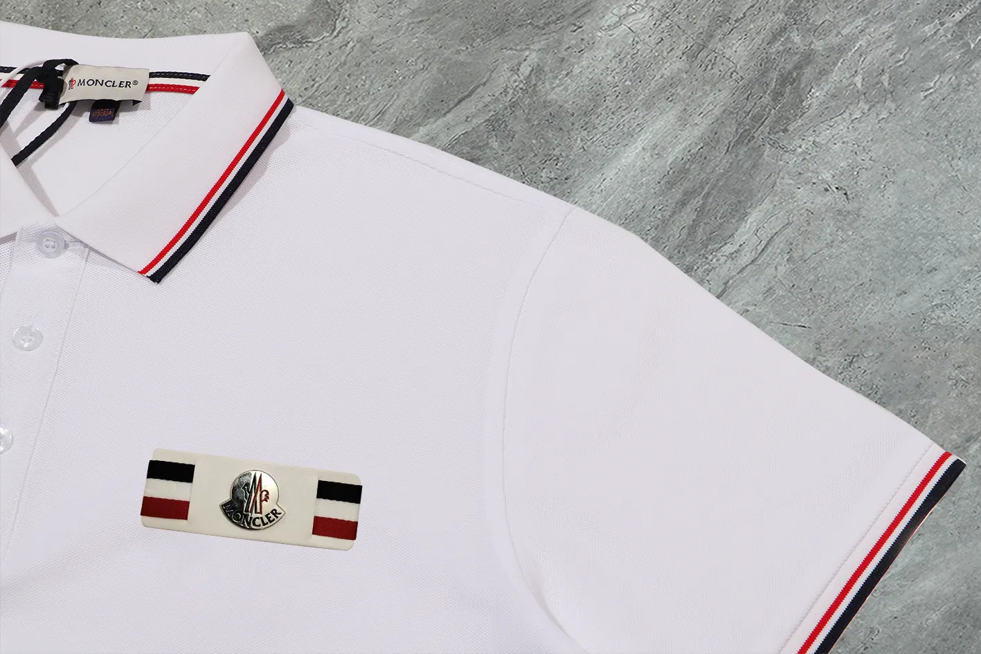 P190 Complete with three standards] MONCLER~ MONCLER 2024 summer new high-quality lapel short-sleeved POLO shirt, counter-customized fabric, high breathability and comfort, impeccable details, brand element design concept, reflecting high quality. It feels delicate and soft! It presents a casual cut and the upper body shape is great! The chest is filled with three-dimensional embroidery of the brand LOGO to highlight quality and luxury. Color: black/white Size: M~3XL