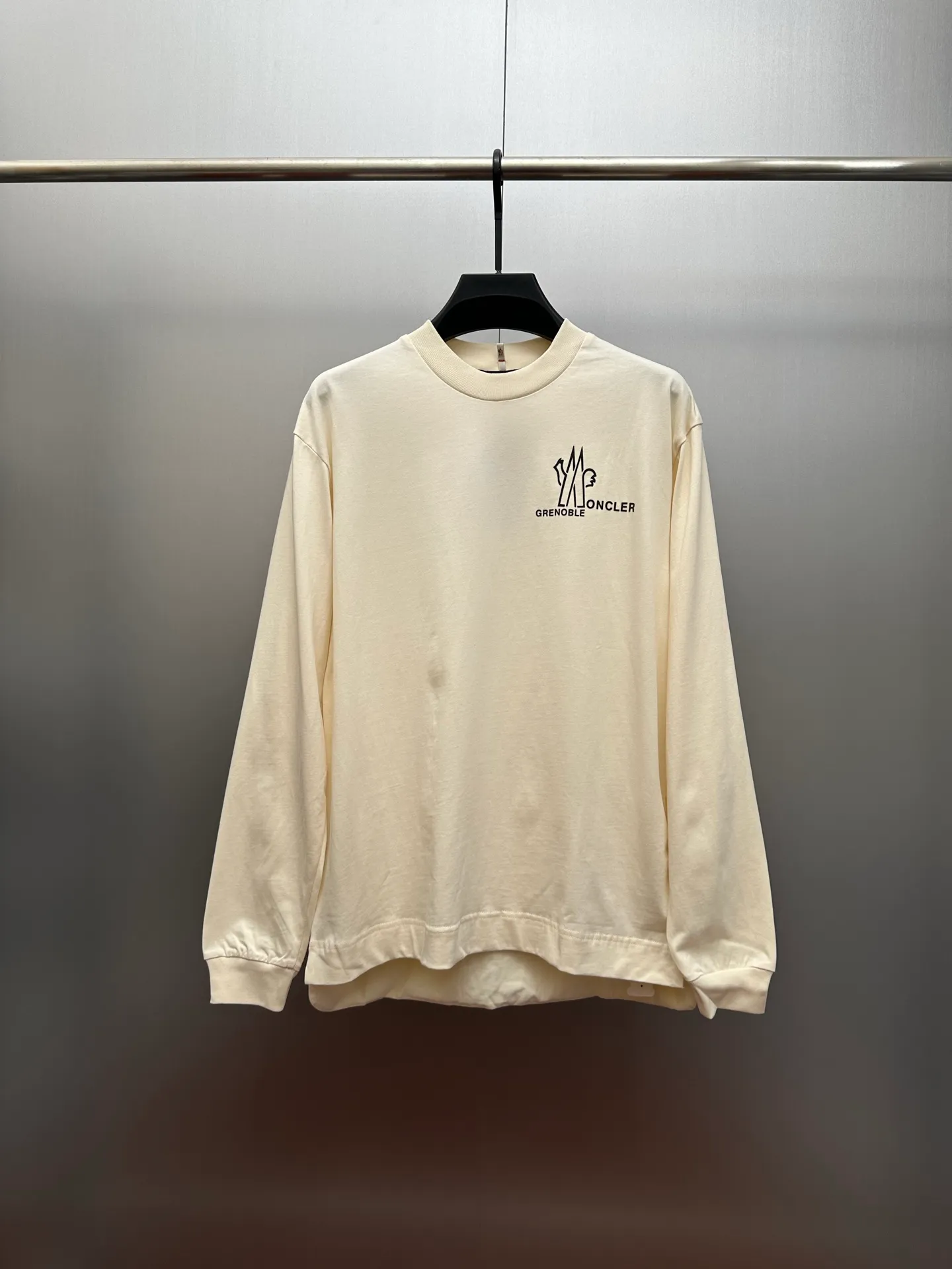 P360 MONCLER round neck logo long-sleeved cotton T-shirt. Authentic 4400 purchased and developed, 230g double-strand combed cotton, 1*1 rib, high temperature heat transfer, fabric splicing, fabric enzyme washing, customized 1:1 webbing, customized 1:1 trademark, loose fit size: S M L XL