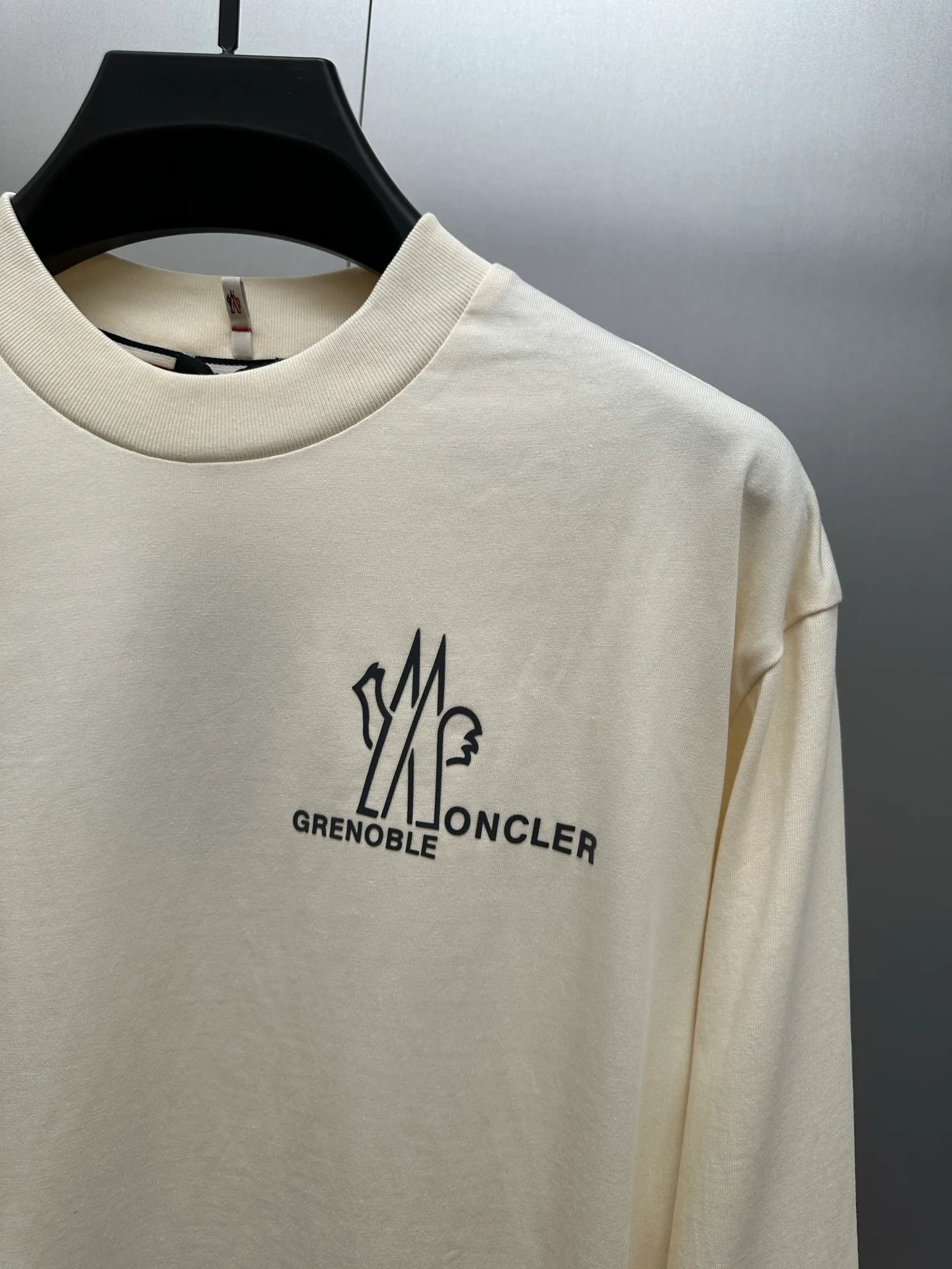 P360 MONCLER round neck logo long-sleeved cotton T-shirt. Authentic 4400 purchased and developed, 230g double-strand combed cotton, 1*1 rib, high temperature heat transfer, fabric splicing, fabric enzyme washing, customized 1:1 webbing, customized 1:1 trademark, loose fit size: S M L XL