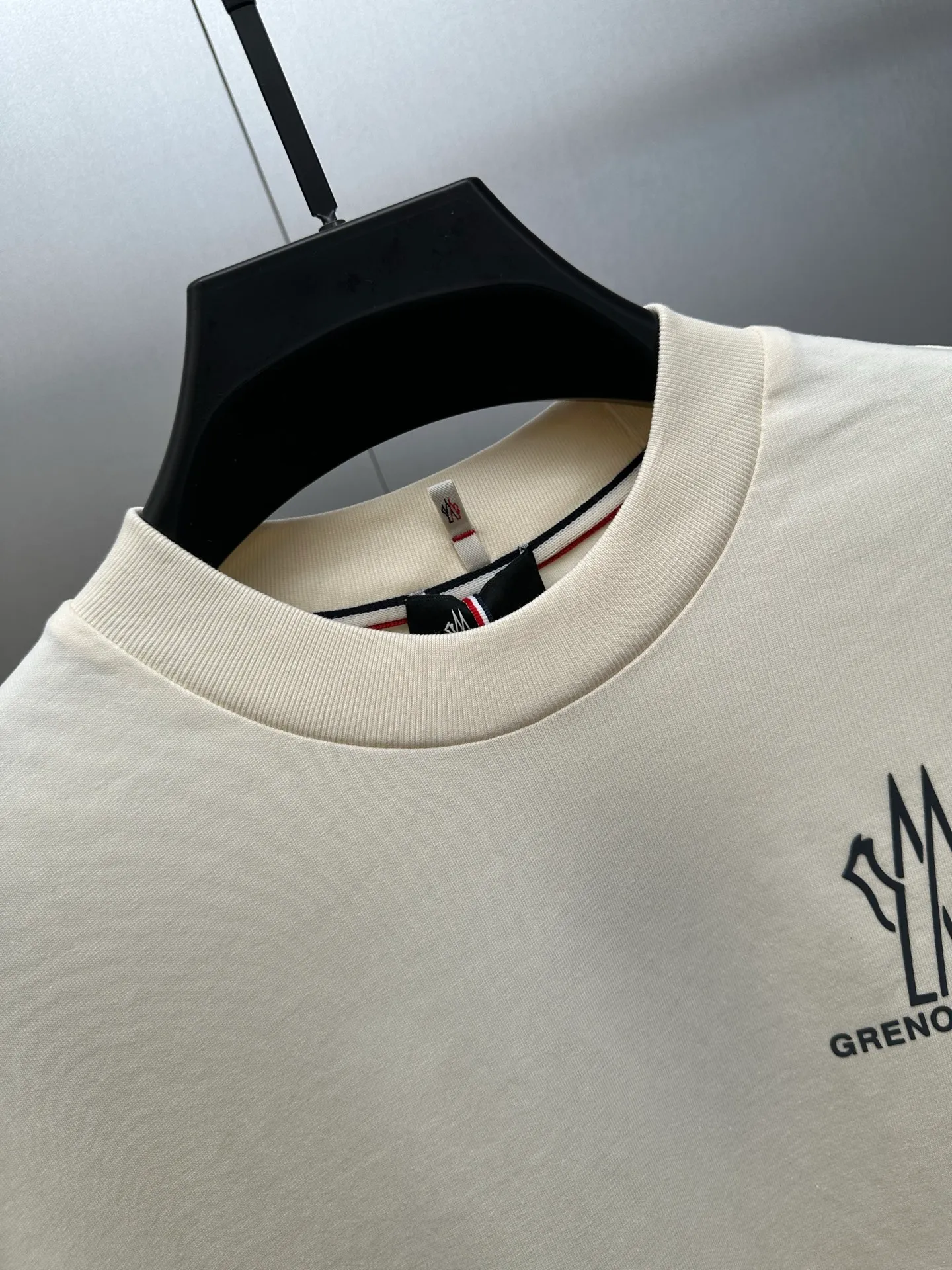 P360 MONCLER round neck logo long-sleeved cotton T-shirt. Authentic 4400 purchased and developed, 230g double-strand combed cotton, 1*1 rib, high temperature heat transfer, fabric splicing, fabric enzyme washing, customized 1:1 webbing, customized 1:1 trademark, loose fit size: S M L XL