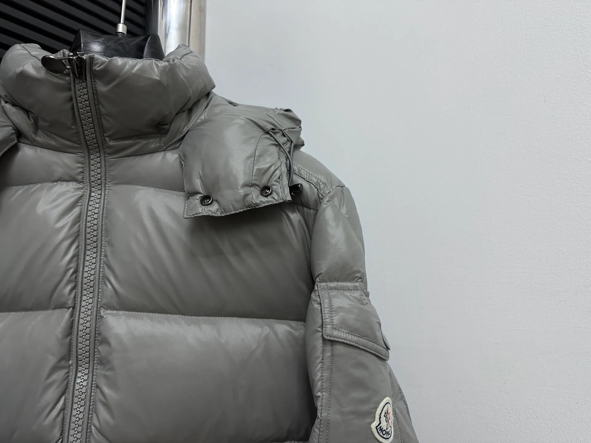 P750 【Moner】Moncler MAYA Maya Eason Chan Down Jacket Influenced by the iconic outerwear of the 1980s, the Maya jacket revisits looks from the Moncler archives with modern style and cutting-edge elements, which is the result of the brand's expertise in ski equipment. Whether in terms of sport or style, this high-performance and positive-spirited jacket has all the elements a competitive athlete needs to claim the title. Color: Gray Size: 1-5