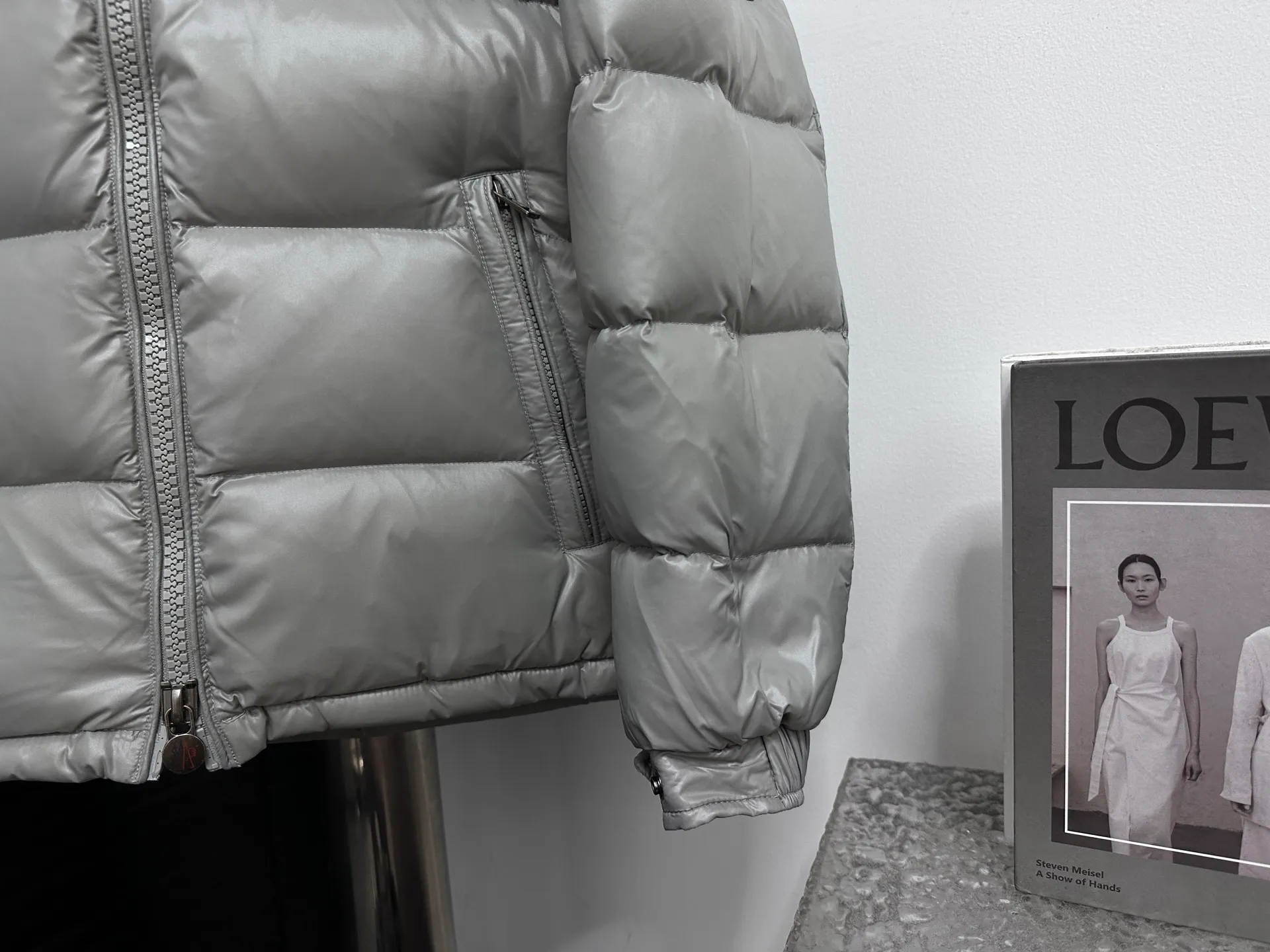 P750 【Moner】Moncler MAYA Maya Eason Chan Down Jacket Influenced by the iconic outerwear of the 1980s, the Maya jacket revisits looks from the Moncler archives with modern style and cutting-edge elements, which is the result of the brand's expertise in ski equipment. Whether in terms of sport or style, this high-performance and positive-spirited jacket has all the elements a competitive athlete needs to claim the title. Color: Gray Size: 1-5
