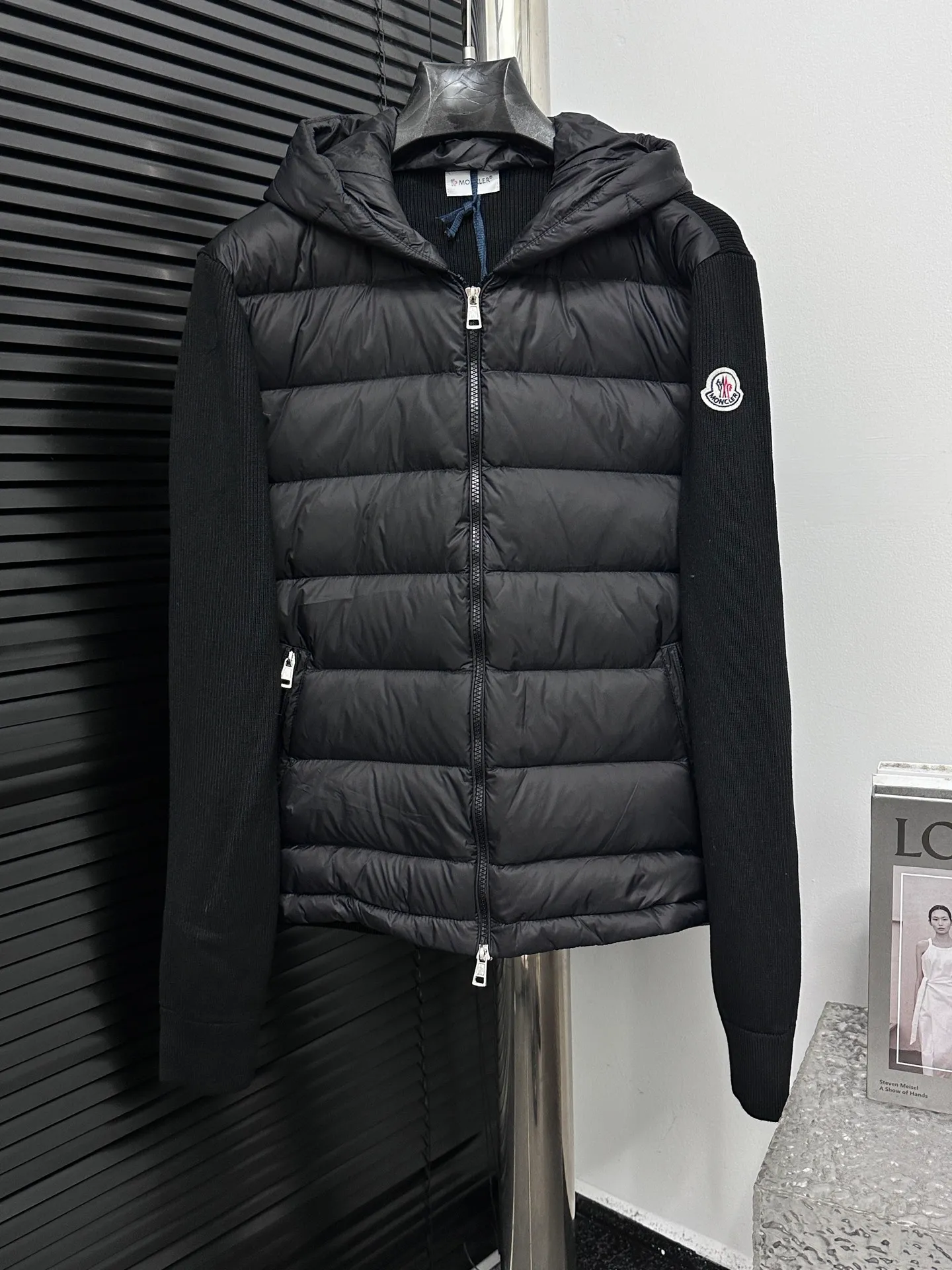 P680 [MONCLER] 25FW new autumn and winter men's padded wool zipper hoody. This wool hood is equipped with a filled down front and is a practical item suitable for multi-season wear. This hood features a quilted logo, highlighting the brand's heritage. Designed in a lightweight knit, it's a practical addition to your versatile wardrobe and can be easily worn in milder weather. Made of wool Longue saison lining Longue saison front, filled with down Rib knit 12 gauge Fine soft hood Zip closure Pockets Sizes: S-XXL