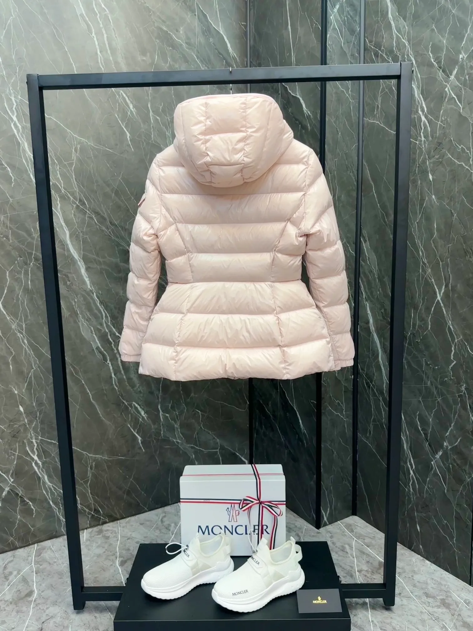 P780 Hot Sale ⬆️Moncler Barante Women’s Short Down Jacket The Barante short down jacket combines femininity with practical functions, reinterpreting the aesthetic style of the 1970s for modern women. The Barante down jacket is made from lustrous nylon and is inspired by the 1970s. It adopts a waist design and presents an A-line silhouette, highlighting a feminine style. An adjustable hood and signature logo patch add finishing touches. Details •Made of nylon laqué fabric •Nylon laqué lining •Down filling •Adjustable hood •Zip and snap closure •Suit pocket •Adjustable cuffs Size : 0-3. Snow White/Light Pink/Black.