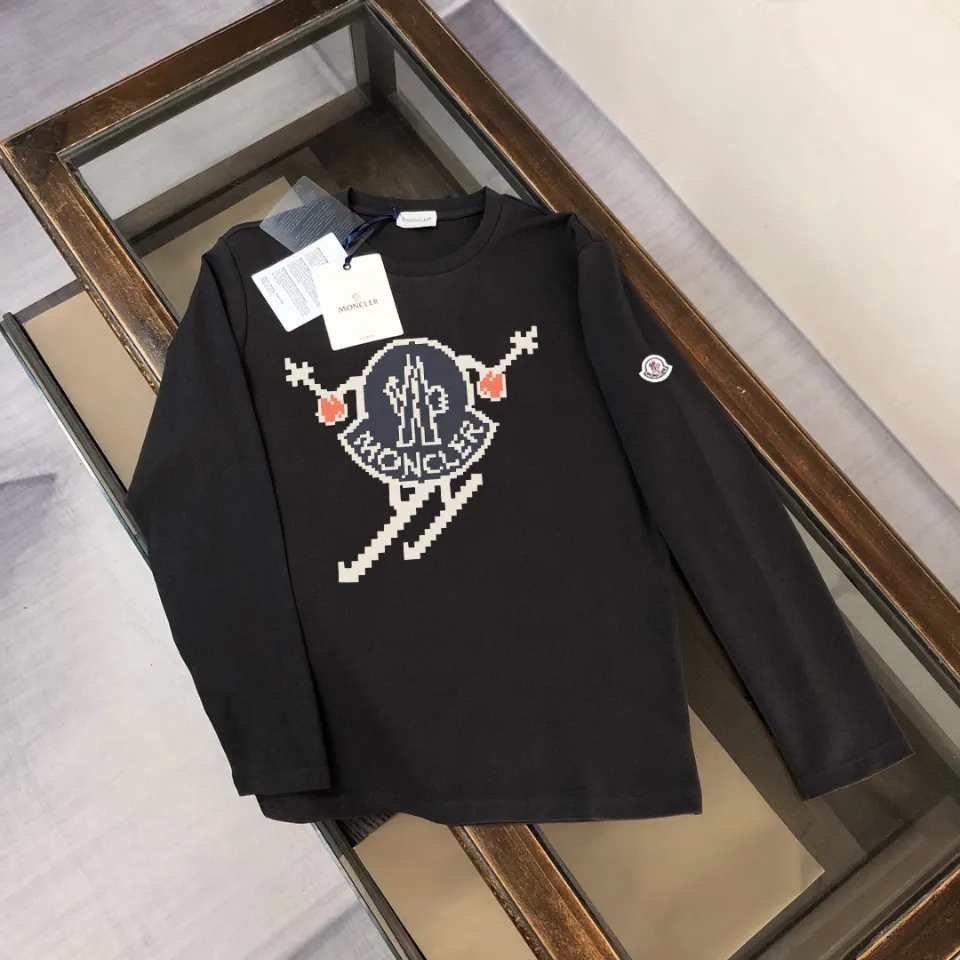 P180, a non-off-the-shelf model, you can trust it. Moncler printed long-sleeved T-shirt, 240g breathable cotton fabric, very soft and comfortable texture, does not shrink, does not deform, does not ball), can be worn alone as a base layer. Original customized accessories, collar label, care mark, hangtag, packaging (perfect details) Color: White Black Size: XS S M L