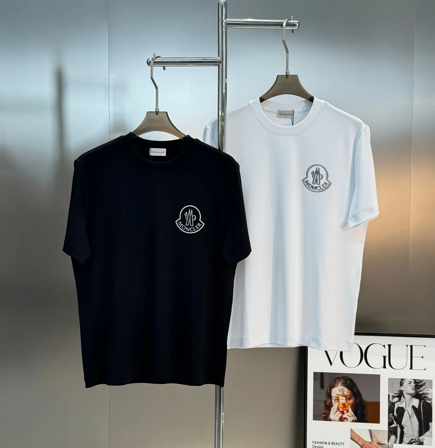 P150 Moncler 25s new Salona T-shirt. Basic model recommended! Customized branded hat with three-dimensional heat transfer design on the chest. Clean, refreshing, simple and elegant. Recommended item for any age [Fireworks] regular version! Custom-made 250g Salona fabric, the surface is skin-friendly and smooth, and the body is as comfortable as a baby! Color: Black. White. Size: s-xxl (L is recommended for 175/140 pounds)