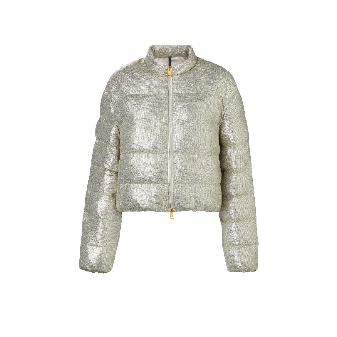 P900 MONCLER gold silk down jacket Fabric selection: Made of 90% 20D ultra-fine nylon and 10% vacuum gold-plated polyester silk. The gold-plated wire is embedded in the nylon base fabric at an oblique angle of 32°. It produces a gradient iridescent effect when illuminated by light, which is comparable to the phantom color gradient of peacock feathers. It forms a visible light spot of 200 meters under the illumination of car lights at night, improving outdoor safety. The high-density woven nylon supports a strong frame with 220 yarns per inch, which effectively locks the down in the physical structure.  Lining selection: High-density lining fabric made of ultra-fine denier, 0.08mm thickness to avoid increasing the overall weight and making it smooth to wear. The high-density woven structure forms a wind resistance layer to protect the thermal efficiency of the thermal layer from loss. It can also withstand the expansion pressure of down and prevent deformation and damage after long-term use.  High-quality filling: 90 white duck down is selected, with a weight of 180g, ensuring excellent thermal insulation performance. After strict screening and processing, the velvet is not easy to get drilled, ensuring durability.  Process: Use anti-velvet silk thread through imported No. 7 needles to reach 13 stitches/inch chain stitch, forming a tight and straight line spacing without skipping stitches. Accessories: One-to-one customized zipper puller, one-to-one customized collar label, one-to-one customized logo SIZE: S M L