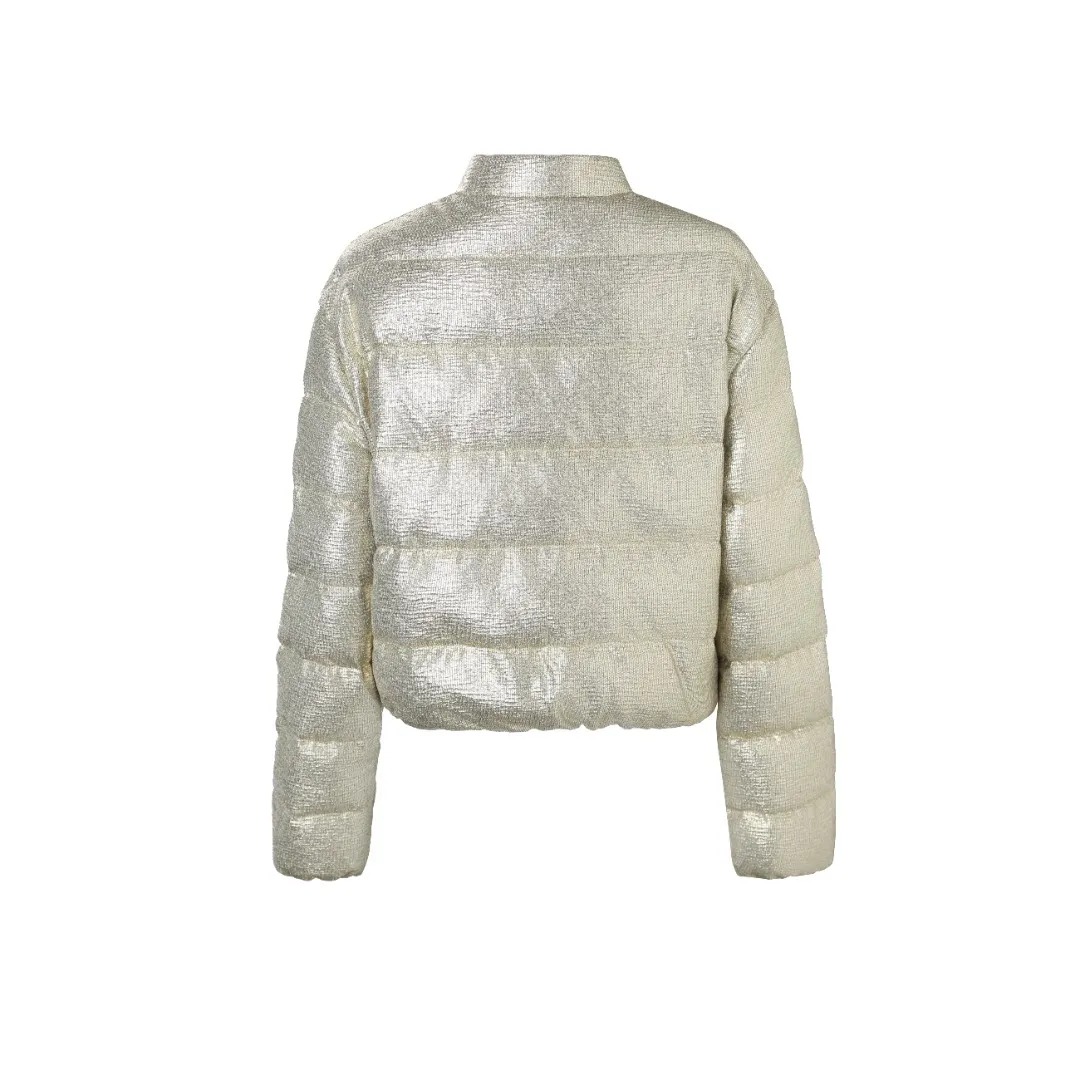 P900 MONCLER gold silk down jacket Fabric selection: Made of 90% 20D ultra-fine nylon and 10% vacuum gold-plated polyester silk. The gold-plated wire is embedded in the nylon base fabric at an oblique angle of 32°. It produces a gradient iridescent effect when illuminated by light, which is comparable to the phantom color gradient of peacock feathers. It forms a visible light spot of 200 meters under the illumination of car lights at night, improving outdoor safety. The high-density woven nylon supports a strong frame with 220 yarns per inch, which effectively locks the down in the physical structure.  Lining selection: High-density lining fabric made of ultra-fine denier, 0.08mm thickness to avoid increasing the overall weight and making it smooth to wear. The high-density woven structure forms a wind resistance layer to protect the thermal efficiency of the thermal layer from loss. It can also withstand the expansion pressure of down and prevent deformation and damage after long-term use.  High-quality filling: 90 white duck down is selected, with a weight of 180g, ensuring excellent thermal insulation performance. After strict screening and processing, the velvet is not easy to get drilled, ensuring durability.  Process: Use anti-velvet silk thread through imported No. 7 needles to reach 13 stitches/inch chain stitch, forming a tight and straight line spacing without skipping stitches. Accessories: One-to-one customized zipper puller, one-to-one customized collar label, one-to-one customized logo SIZE: S M L
