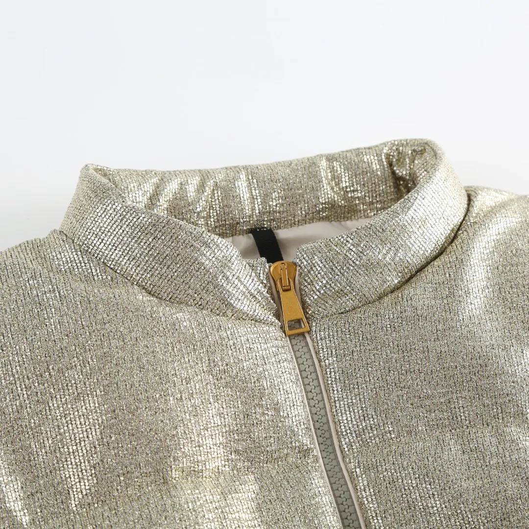 P900 MONCLER gold silk down jacket Fabric selection: Made of 90% 20D ultra-fine nylon and 10% vacuum gold-plated polyester silk. The gold-plated wire is embedded in the nylon base fabric at an oblique angle of 32°. It produces a gradient iridescent effect when illuminated by light, which is comparable to the phantom color gradient of peacock feathers. It forms a visible light spot of 200 meters under the illumination of car lights at night, improving outdoor safety. The high-density woven nylon supports a strong frame with 220 yarns per inch, which effectively locks the down in the physical structure.  Lining selection: High-density lining fabric made of ultra-fine denier, 0.08mm thickness to avoid increasing the overall weight and making it smooth to wear. The high-density woven structure forms a wind resistance layer to protect the thermal efficiency of the thermal layer from loss. It can also withstand the expansion pressure of down and prevent deformation and damage after long-term use.  High-quality filling: 90 white duck down is selected, with a weight of 180g, ensuring excellent thermal insulation performance. After strict screening and processing, the velvet is not easy to get drilled, ensuring durability.  Process: Use anti-velvet silk thread through imported No. 7 needles to reach 13 stitches/inch chain stitch, forming a tight and straight line spacing without skipping stitches. Accessories: One-to-one customized zipper puller, one-to-one customized collar label, one-to-one customized logo SIZE: S M L