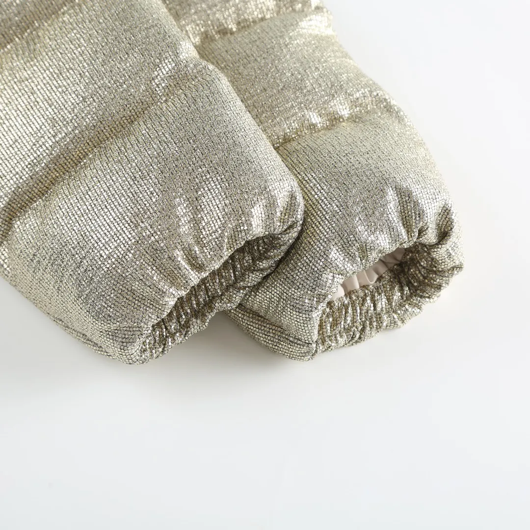P900 MONCLER gold silk down jacket Fabric selection: Made of 90% 20D ultra-fine nylon and 10% vacuum gold-plated polyester silk. The gold-plated wire is embedded in the nylon base fabric at an oblique angle of 32°. It produces a gradient iridescent effect when illuminated by light, which is comparable to the phantom color gradient of peacock feathers. It forms a visible light spot of 200 meters under the illumination of car lights at night, improving outdoor safety. The high-density woven nylon supports a strong frame with 220 yarns per inch, which effectively locks the down in the physical structure.  Lining selection: High-density lining fabric made of ultra-fine denier, 0.08mm thickness to avoid increasing the overall weight and making it smooth to wear. The high-density woven structure forms a wind resistance layer to protect the thermal efficiency of the thermal layer from loss. It can also withstand the expansion pressure of down and prevent deformation and damage after long-term use.  High-quality filling: 90 white duck down is selected, with a weight of 180g, ensuring excellent thermal insulation performance. After strict screening and processing, the velvet is not easy to get drilled, ensuring durability.  Process: Use anti-velvet silk thread through imported No. 7 needles to reach 13 stitches/inch chain stitch, forming a tight and straight line spacing without skipping stitches. Accessories: One-to-one customized zipper puller, one-to-one customized collar label, one-to-one customized logo SIZE: S M L