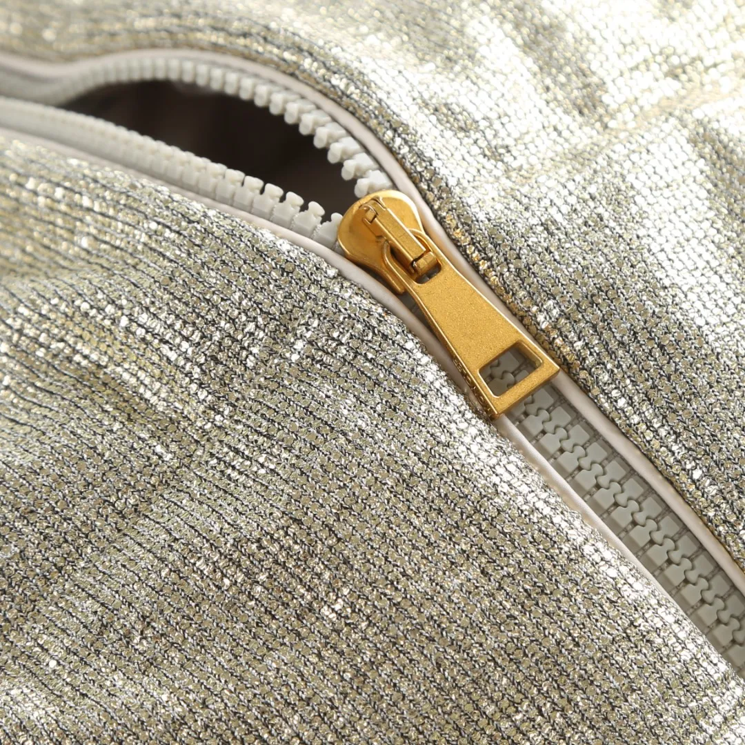P900 MONCLER gold silk down jacket Fabric selection: Made of 90% 20D ultra-fine nylon and 10% vacuum gold-plated polyester silk. The gold-plated wire is embedded in the nylon base fabric at an oblique angle of 32°. It produces a gradient iridescent effect when illuminated by light, which is comparable to the phantom color gradient of peacock feathers. It forms a visible light spot of 200 meters under the illumination of car lights at night, improving outdoor safety. The high-density woven nylon supports a strong frame with 220 yarns per inch, which effectively locks the down in the physical structure.  Lining selection: High-density lining fabric made of ultra-fine denier, 0.08mm thickness to avoid increasing the overall weight and making it smooth to wear. The high-density woven structure forms a wind resistance layer to protect the thermal efficiency of the thermal layer from loss. It can also withstand the expansion pressure of down and prevent deformation and damage after long-term use.  High-quality filling: 90 white duck down is selected, with a weight of 180g, ensuring excellent thermal insulation performance. After strict screening and processing, the velvet is not easy to get drilled, ensuring durability.  Process: Use anti-velvet silk thread through imported No. 7 needles to reach 13 stitches/inch chain stitch, forming a tight and straight line spacing without skipping stitches. Accessories: One-to-one customized zipper puller, one-to-one customized collar label, one-to-one customized logo SIZE: S M L