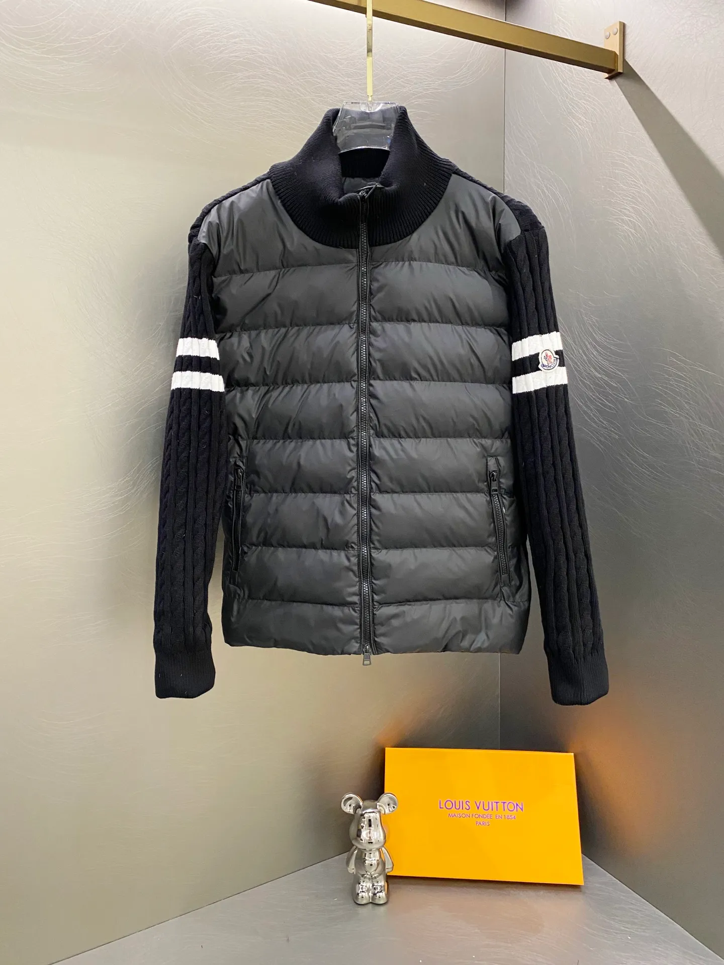 P640 Moncler Moncler new winter stand-up collar wool knitted splicing down jacket, fully lined, windproof and warm, official website synchronization, same style for men and women, made of 90 white duck down, the upper body of the whole dress is light, comfortable, simple, luxurious, exquisite and versatile, a high-end luxury down jacket item, a style with outstanding temperament, made in classic college style The knitted part is 37 wool spliced, and the soft and elegant knitted sleeve splicing design adds to the unique luxury retro style. The classic LOGO craftsmanship on the sleeves perfectly highlights the brand performance and recognition of this style. Stand-up collar design Fitted straight version, zipper closure, M knitted spliced down jacket front width 90 velvet filling, splicing is made of wool, sleeves are decorated with patch badges, stand-up collar zipper closure, double side pocket design is practical and convenient❗️ The overall shape configuration is also biased toward slimming to create an upper body that can better modify the lines and beauty of the body shape. The hands and feet naturally have a sense of high-end accent. The sleeves are made of knitted material, which has both comfort and style, elegance and nobility. The stitching uses the first line and then separated velvet filling technology. The craftsmanship is very sophisticated and there is no velvet running! The four-layer inner liner further reduces the possibility of velvet lining on the inside! It truly locks the down and the temperature! High-quality down! European standard 90 down standard! There is no choice in fill power, down filling, and feel! You can hardly feel the lint, let alone worry about velvet problem. Produced by a large factory, with original hardware and accessories, and fine workmanship! The men's and women's same-style patchwork knitted quilted down stand-collar jacket is on sale simultaneously on the official website!  Color: Black Gray Size: S-2XL