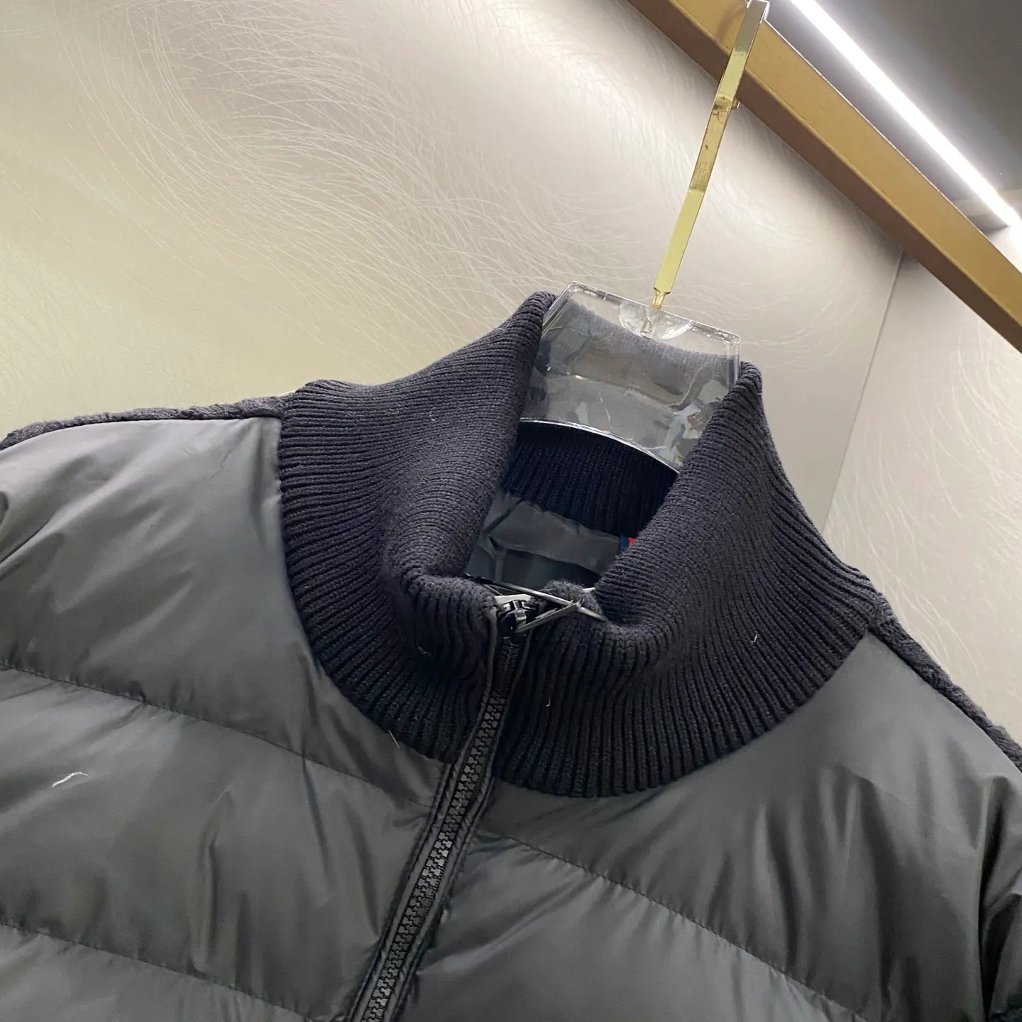 P640 Moncler Moncler new winter stand-up collar wool knitted splicing down jacket, fully lined, windproof and warm, official website synchronization, same style for men and women, made of 90 white duck down, the upper body of the whole dress is light, comfortable, simple, luxurious, exquisite and versatile, a high-end luxury down jacket item, a style with outstanding temperament, made in classic college style The knitted part is 37 wool spliced, and the soft and elegant knitted sleeve splicing design adds to the unique luxury retro style. The classic LOGO craftsmanship on the sleeves perfectly highlights the brand performance and recognition of this style. Stand-up collar design Fitted straight version, zipper closure, M knitted spliced down jacket front width 90 velvet filling, splicing is made of wool, sleeves are decorated with patch badges, stand-up collar zipper closure, double side pocket design is practical and convenient❗️ The overall shape configuration is also biased toward slimming to create an upper body that can better modify the lines and beauty of the body shape. The hands and feet naturally have a sense of high-end accent. The sleeves are made of knitted material, which has both comfort and style, elegance and nobility. The stitching uses the first line and then separated velvet filling technology. The craftsmanship is very sophisticated and there is no velvet running! The four-layer inner liner further reduces the possibility of velvet lining on the inside! It truly locks the down and the temperature! High-quality down! European standard 90 down standard! There is no choice in fill power, down filling, and feel! You can hardly feel the lint, let alone worry about velvet problem. Produced by a large factory, with original hardware and accessories, and fine workmanship! The men's and women's same-style patchwork knitted quilted down stand-collar jacket is on sale simultaneously on the official website!  Color: Black Gray Size: S-2XL