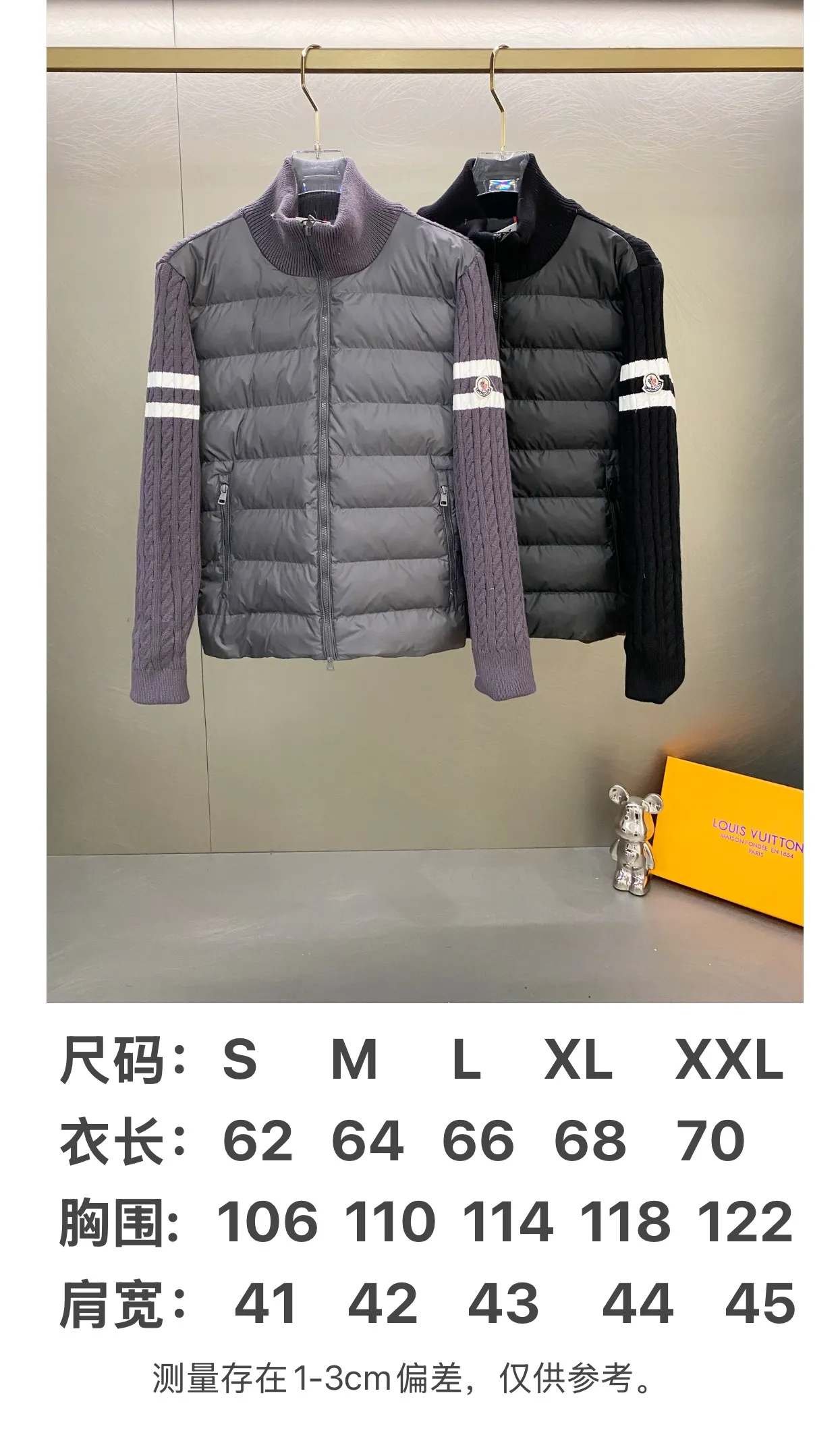 P640 Moncler Moncler new winter stand-up collar wool knitted splicing down jacket, fully lined, windproof and warm, official website synchronization, same style for men and women, made of 90 white duck down, the upper body of the whole dress is light, comfortable, simple, luxurious, exquisite and versatile, a high-end luxury down jacket item, a style with outstanding temperament, made in classic college style The knitted part is 37 wool spliced, and the soft and elegant knitted sleeve splicing design adds to the unique luxury retro style. The classic LOGO craftsmanship on the sleeves perfectly highlights the brand performance and recognition of this style. Stand-up collar design Fitted straight version, zipper closure, M knitted spliced down jacket front width 90 velvet filling, splicing is made of wool, sleeves are decorated with patch badges, stand-up collar zipper closure, double side pocket design is practical and convenient❗️ The overall shape configuration is also biased toward slimming to create an upper body that can better modify the lines and beauty of the body shape. The hands and feet naturally have a sense of high-end accent. The sleeves are made of knitted material, which has both comfort and style, elegance and nobility. The stitching uses the first line and then separated velvet filling technology. The craftsmanship is very sophisticated and there is no velvet running! The four-layer inner liner further reduces the possibility of velvet lining on the inside! It truly locks the down and the temperature! High-quality down! European standard 90 down standard! There is no choice in fill power, down filling, and feel! You can hardly feel the lint, let alone worry about velvet problem. Produced by a large factory, with original hardware and accessories, and fine workmanship! The men's and women's same-style patchwork knitted quilted down stand-collar jacket is on sale simultaneously on the official website!  Color: Black Gray Size: S-2XL