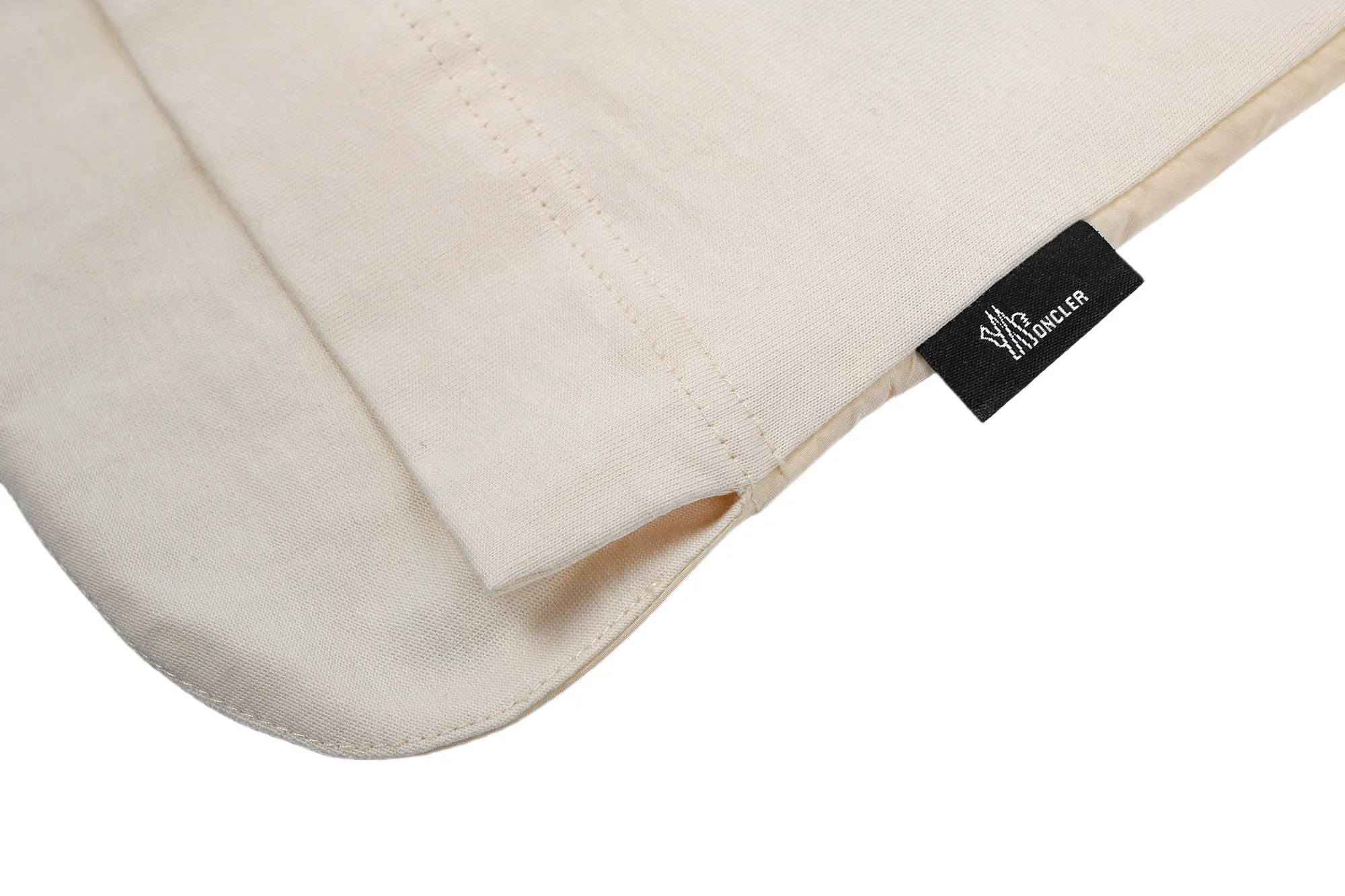 P350 [Exclusive Supply] Moncler The fabric is made of 230g double-ply combed cotton to ensure softness, comfort and durability. It has been fermented and washed to enhance softness and give it a natural vintage texture. 1*1 ribbed collar and cuffs provide better elasticity and fit. In terms of decoration, high-temperature heat transfer technology is used to present the brand logo, and the pattern is firm and not easy to fall off. The unique fabric splicing design enhances the visual layering. Customized 1:1 ribbons and trademarks highlight the brand���s exclusive identity and ensure overall coordination. The loose fit is combined with ergonomics, making it comfortable to wear and not restrictive, making it suitable for a variety of occasions. The overall craftsmanship focuses on the combination of practicality and aesthetics, showing a casual and fashionable style. Size:S-M-L-XL