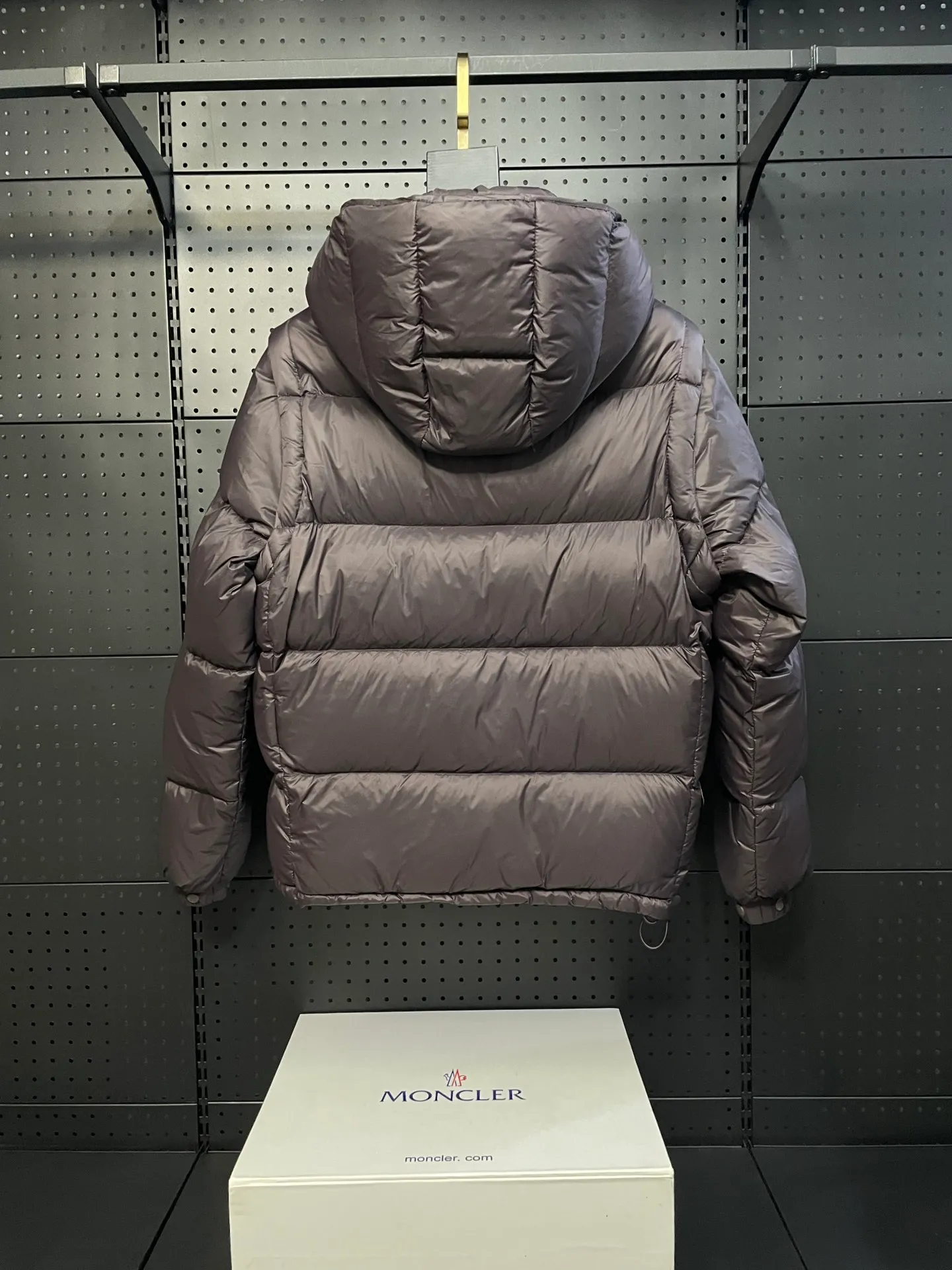 P780 Premium down ⬆️Moncler Cyclone 2-in-1 down jacket. ⚠️Goose down filling, small size filling 320g➕, easy to wear in winter in one piece. Changeable/jacket/hooded vest/stand collar vest/hooded down jacket. The Cyclone down jacket is equipped with detachable sleeves and can be worn as a vest or jacket.  The Cyclone down jacket is a modern take on the classic silhouette of the 1980s, with a new, simple silhouette. This short down jacket is made from nylon and features easily removable sleeves, allowing you to convert the jacket into a vest. A removable hood and contrast lining complete the design. Details •Made from nylon fabric •Nylon laqué lining •Down filling •Removable hood and sleeves •Zip and snap closure •Zip pockets •Elastic cuffs •Elastic drawstring hem Size : 1-5 Black Chocolate Couple.