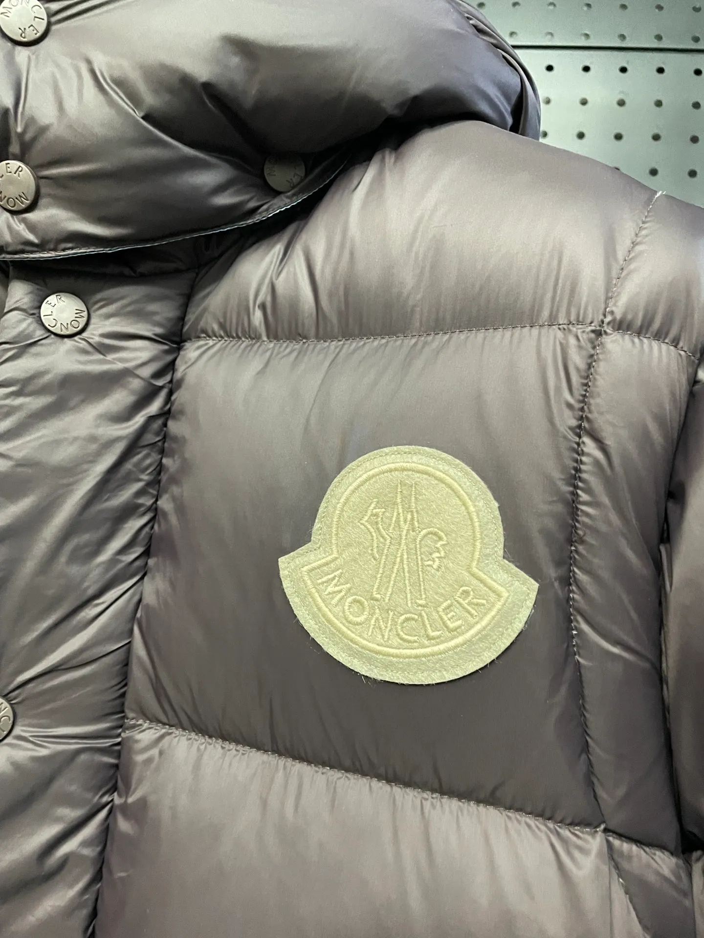 P780 Premium down ⬆️Moncler Cyclone 2-in-1 down jacket. ⚠️Goose down filling, small size filling 320g➕, easy to wear in winter in one piece. Changeable/jacket/hooded vest/stand collar vest/hooded down jacket. The Cyclone down jacket is equipped with detachable sleeves and can be worn as a vest or jacket.  The Cyclone down jacket is a modern take on the classic silhouette of the 1980s, with a new, simple silhouette. This short down jacket is made from nylon and features easily removable sleeves, allowing you to convert the jacket into a vest. A removable hood and contrast lining complete the design. Details •Made from nylon fabric •Nylon laqué lining •Down filling •Removable hood and sleeves •Zip and snap closure •Zip pockets •Elastic cuffs •Elastic drawstring hem Size : 1-5 Black Chocolate Couple.