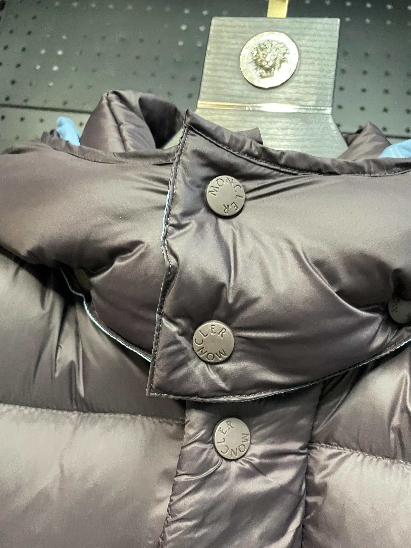P780 Premium down ⬆️Moncler Cyclone 2-in-1 down jacket. ⚠️Goose down filling, small size filling 320g➕, easy to wear in winter in one piece. Changeable/jacket/hooded vest/stand collar vest/hooded down jacket. The Cyclone down jacket is equipped with detachable sleeves and can be worn as a vest or jacket.  The Cyclone down jacket is a modern take on the classic silhouette of the 1980s, with a new, simple silhouette. This short down jacket is made from nylon and features easily removable sleeves, allowing you to convert the jacket into a vest. A removable hood and contrast lining complete the design. Details •Made from nylon fabric •Nylon laqué lining •Down filling •Removable hood and sleeves •Zip and snap closure •Zip pockets •Elastic cuffs •Elastic drawstring hem Size : 1-5 Black Chocolate Couple.