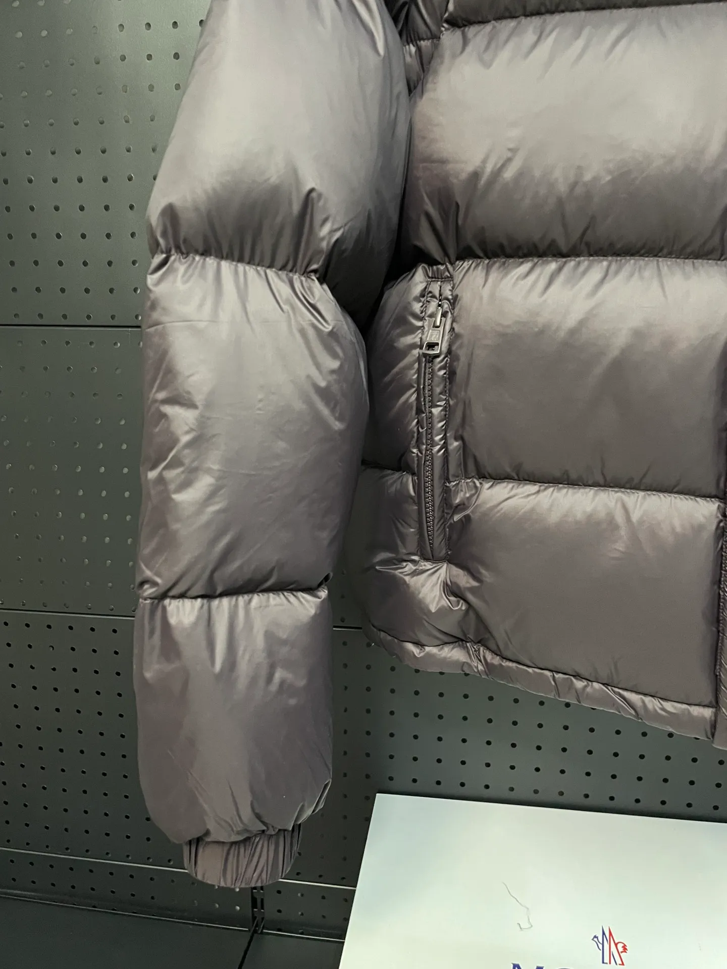 P780 Premium down ⬆️Moncler Cyclone 2-in-1 down jacket. ⚠️Goose down filling, small size filling 320g➕, easy to wear in winter in one piece. Changeable/jacket/hooded vest/stand collar vest/hooded down jacket. The Cyclone down jacket is equipped with detachable sleeves and can be worn as a vest or jacket.  The Cyclone down jacket is a modern take on the classic silhouette of the 1980s, with a new, simple silhouette. This short down jacket is made from nylon and features easily removable sleeves, allowing you to convert the jacket into a vest. A removable hood and contrast lining complete the design. Details •Made from nylon fabric •Nylon laqué lining •Down filling •Removable hood and sleeves •Zip and snap closure •Zip pockets •Elastic cuffs •Elastic drawstring hem Size : 1-5 Black Chocolate Couple.
