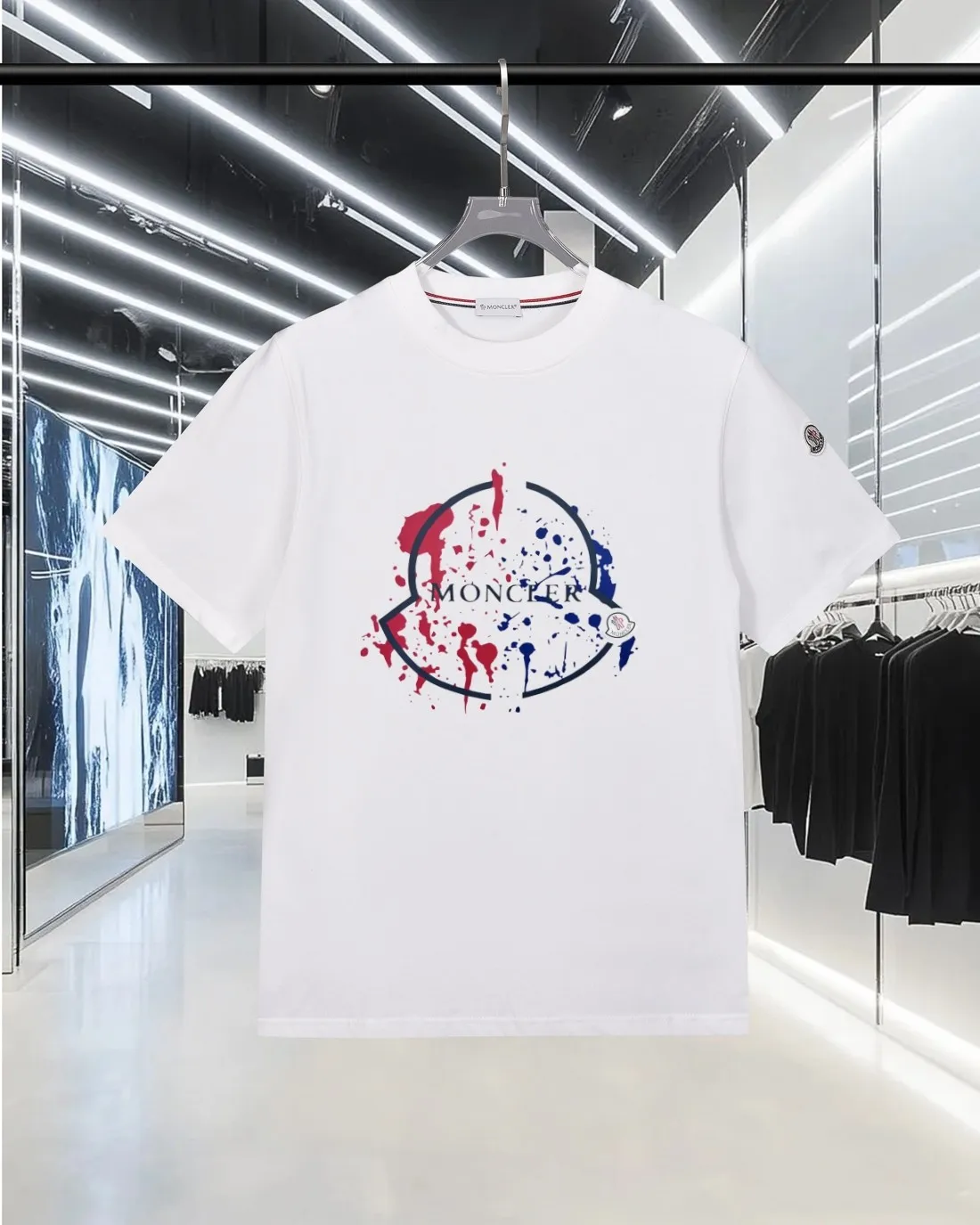 P150 MONCLER/Muzzled 300g pure cotton round neck short-sleeved T-shirt. Brand classic. Color-blocking graffiti letters LOGO embossing process. 2025ss official synchronization. High version. High quality. Fashionable personality. Versatile trend. Pure original quality. Original fabric. Tag. Collar label. Washed wheat. Complete three standards. Color: Black. White. Size: S M L XL XXL