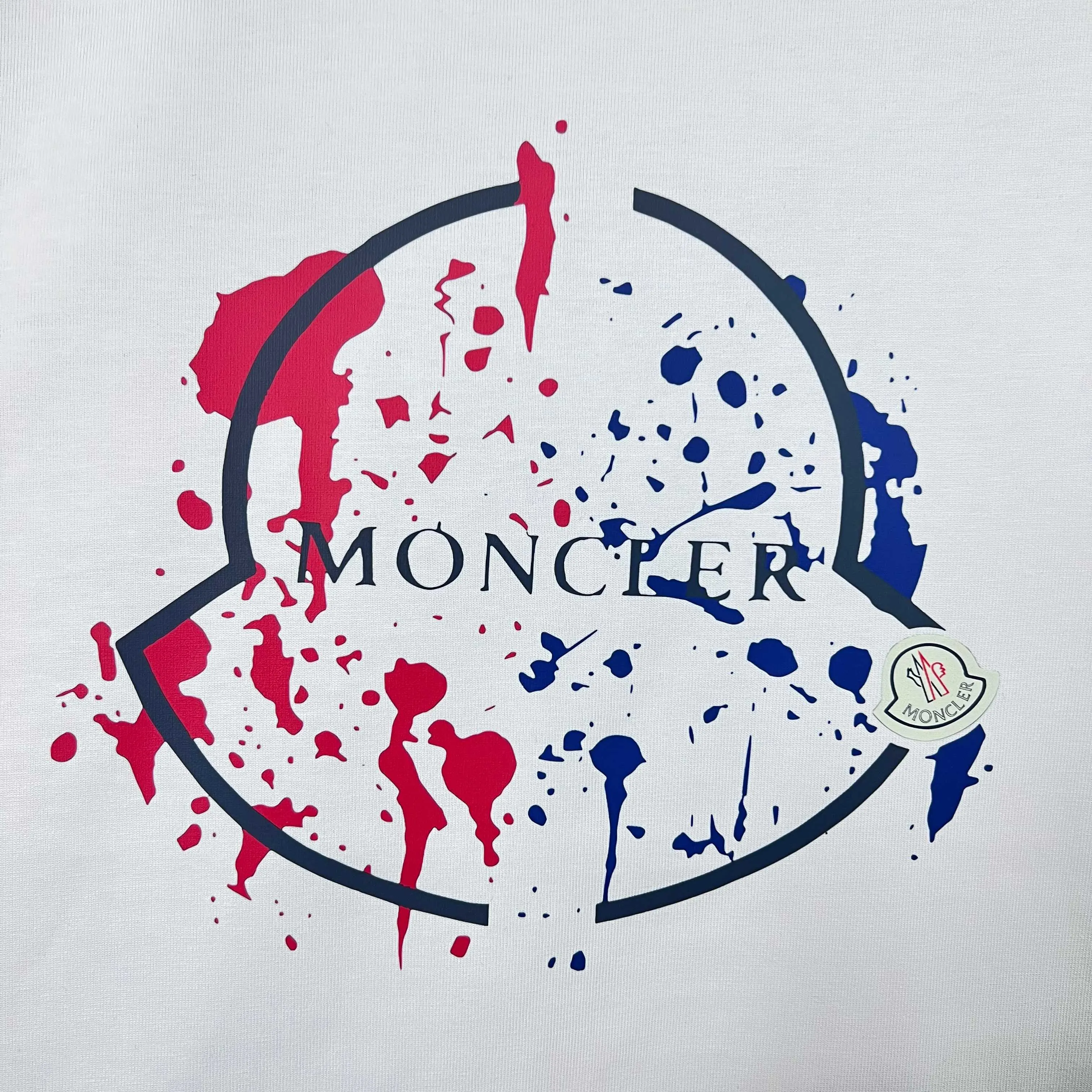 P150 MONCLER/Muzzled 300g pure cotton round neck short-sleeved T-shirt. Brand classic. Color-blocking graffiti letters LOGO embossing process. 2025ss official synchronization. High version. High quality. Fashionable personality. Versatile trend. Pure original quality. Original fabric. Tag. Collar label. Washed wheat. Complete three standards. Color: Black. White. Size: S M L XL XXL