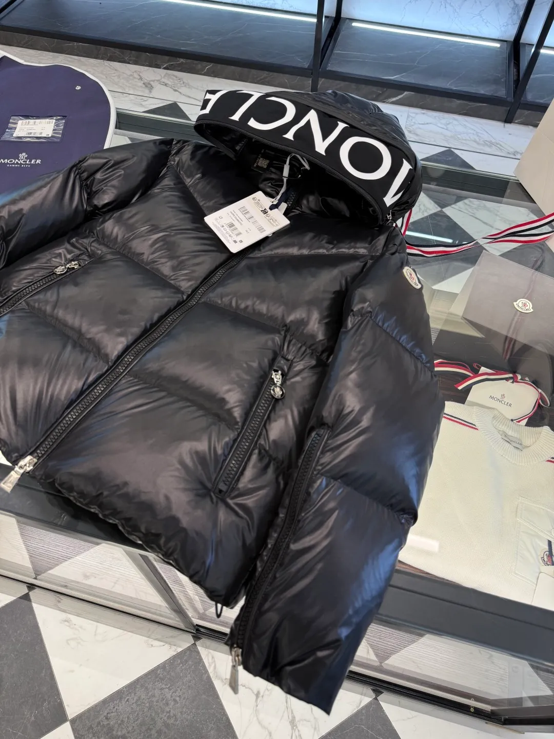 P1100 Moncler's new winter product Huppe women's short down jacket. It is super full of filling. It is different from the dry version on the market. More details are shot in real life.