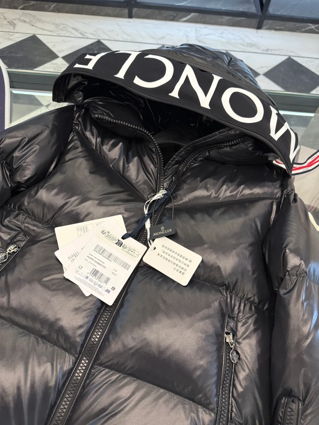P1100 Moncler's new winter product Huppe women's short down jacket. It is super full of filling. It is different from the dry version on the market. More details are shot in real life.