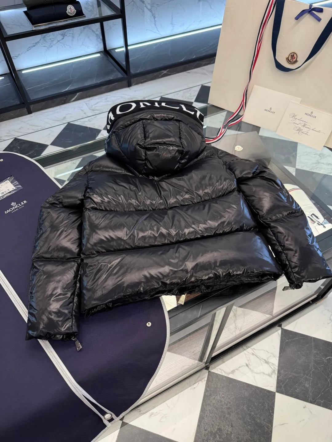 P1100 Moncler's new winter product Huppe women's short down jacket. It is super full of filling. It is different from the dry version on the market. More details are shot in real life.