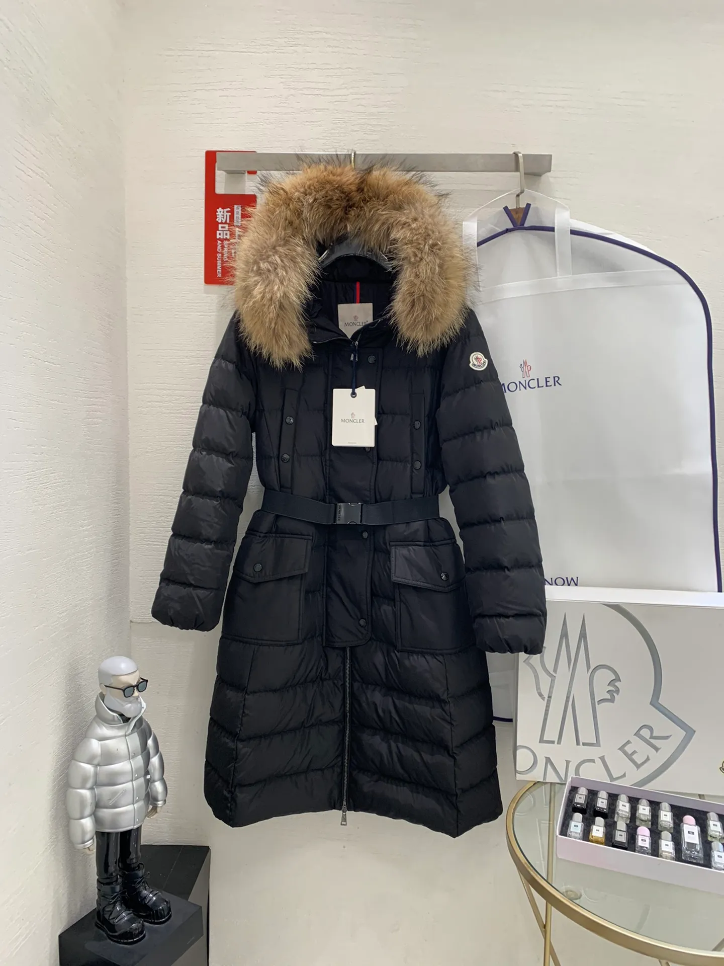 P1180 🔥🔥Moncler 2023 Autumn and Winter Popular Moncler Women's Down Jacket Hooded Long Sleeve Belt Waisted Fur Collar Down Jacket# The same style as the star Yang Mi. It is 90 pure white and mostly filled with duck down. As soon as this style came out, it immediately set off a European and Korean style. Internet celebrities from all over the world bought it one after another, and it was once out of stock. The belt style with golden ratio output makes the entire upper body look sweet and cute. The large fur collar serves as a fashion embellishment, making the entire down jacket look more upscale. The hardware is molded and customized, and even the belt must be reproduced 1:1. Three standards are complete, and the counters are synchronized.  Color: black Code number: 1.2.3.4