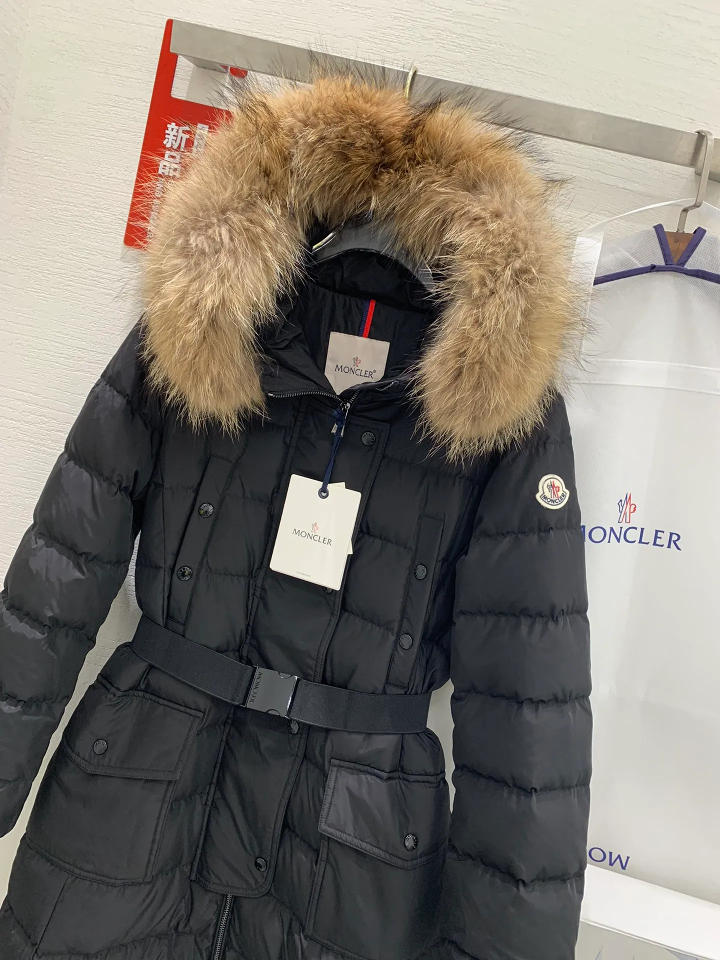 P1180 🔥🔥Moncler 2023 Autumn and Winter Popular Moncler Women's Down Jacket Hooded Long Sleeve Belt Waisted Fur Collar Down Jacket# The same style as the star Yang Mi. It is 90 pure white and mostly filled with duck down. As soon as this style came out, it immediately set off a European and Korean style. Internet celebrities from all over the world bought it one after another, and it was once out of stock. The belt style with golden ratio output makes the entire upper body look sweet and cute. The large fur collar serves as a fashion embellishment, making the entire down jacket look more upscale. The hardware is molded and customized, and even the belt must be reproduced 1:1. Three standards are complete, and the counters are synchronized.  Color: black Code number: 1.2.3.4