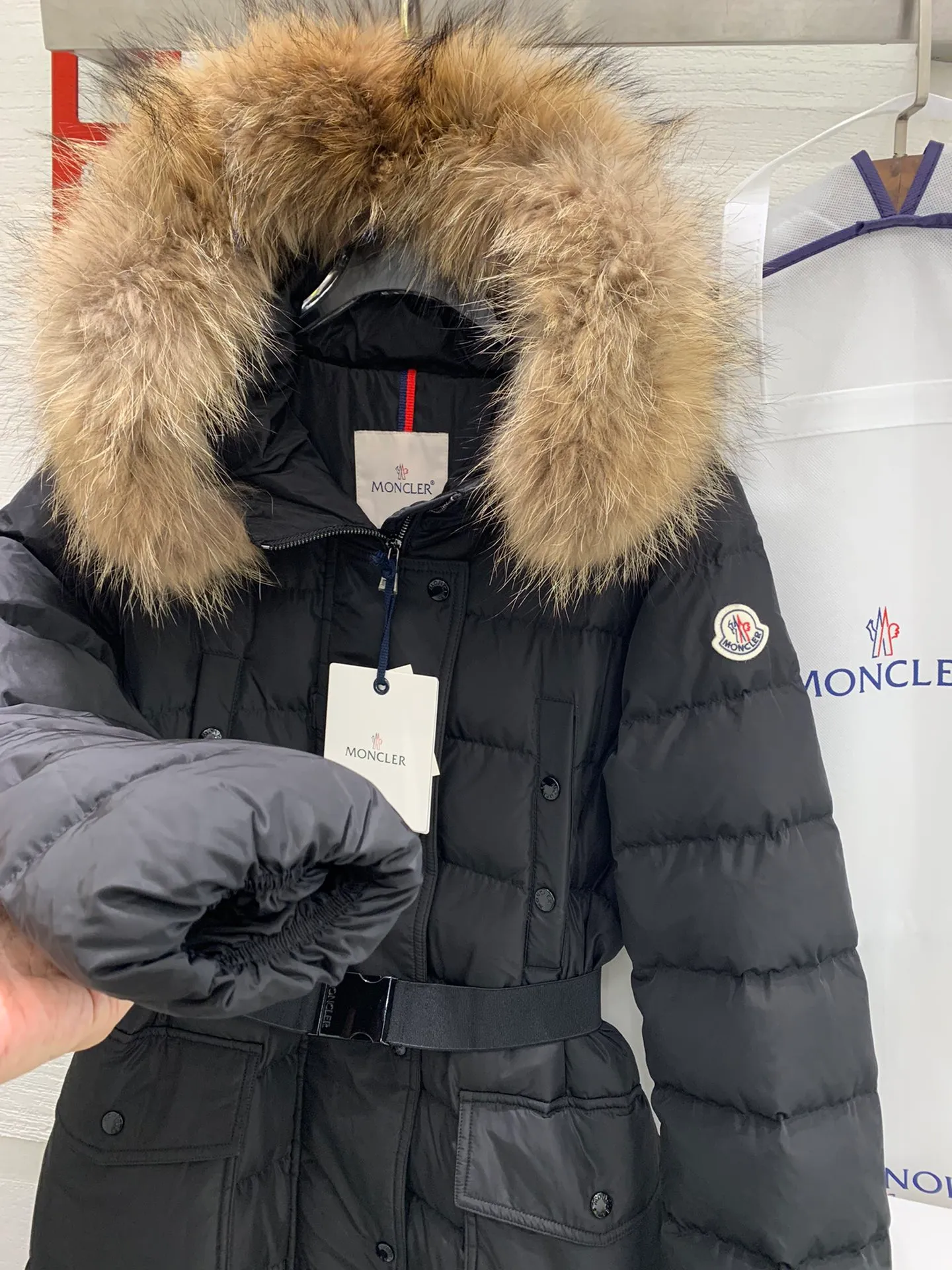 P1180 🔥🔥Moncler 2023 Autumn and Winter Popular Moncler Women's Down Jacket Hooded Long Sleeve Belt Waisted Fur Collar Down Jacket# The same style as the star Yang Mi. It is 90 pure white and mostly filled with duck down. As soon as this style came out, it immediately set off a European and Korean style. Internet celebrities from all over the world bought it one after another, and it was once out of stock. The belt style with golden ratio output makes the entire upper body look sweet and cute. The large fur collar serves as a fashion embellishment, making the entire down jacket look more upscale. The hardware is molded and customized, and even the belt must be reproduced 1:1. Three standards are complete, and the counters are synchronized.  Color: black Code number: 1.2.3.4