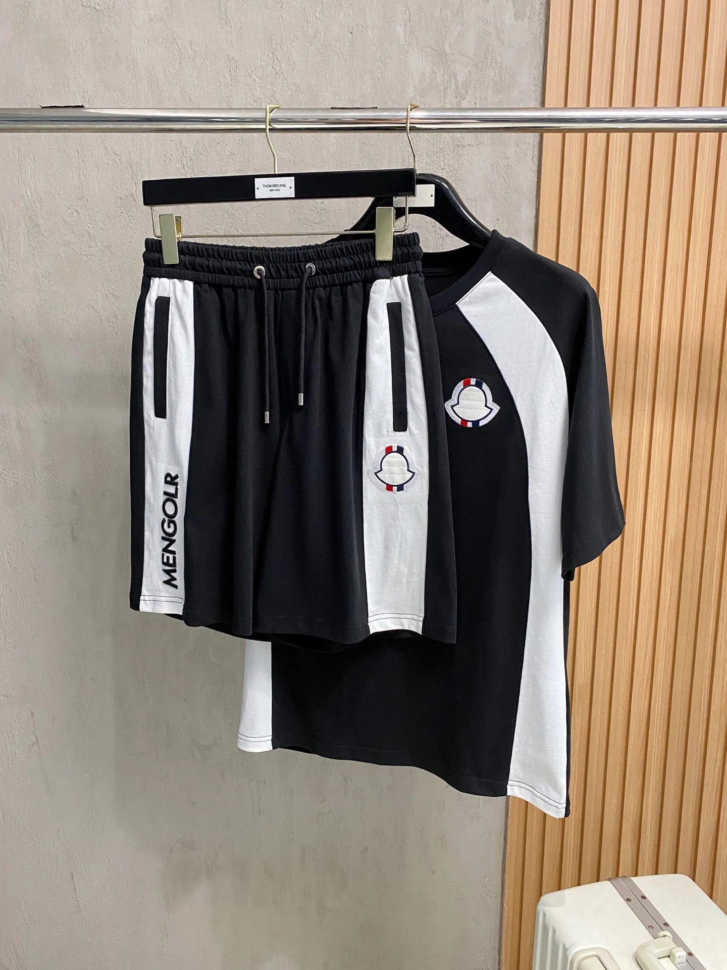 P570 Brand [MONCLER Mouth Covered] 2025 round neck short-sleeved shorts suit. The pure cotton fabric upper body will not be stuffy, the smooth and comfortable skin-friendly effect is more breathable, the fabric has its own texture, classic logo technology, a new interpretation from a unique angle, fashionable and versatile choice! Size: M-3XL (maximum wear: 190 pounds)