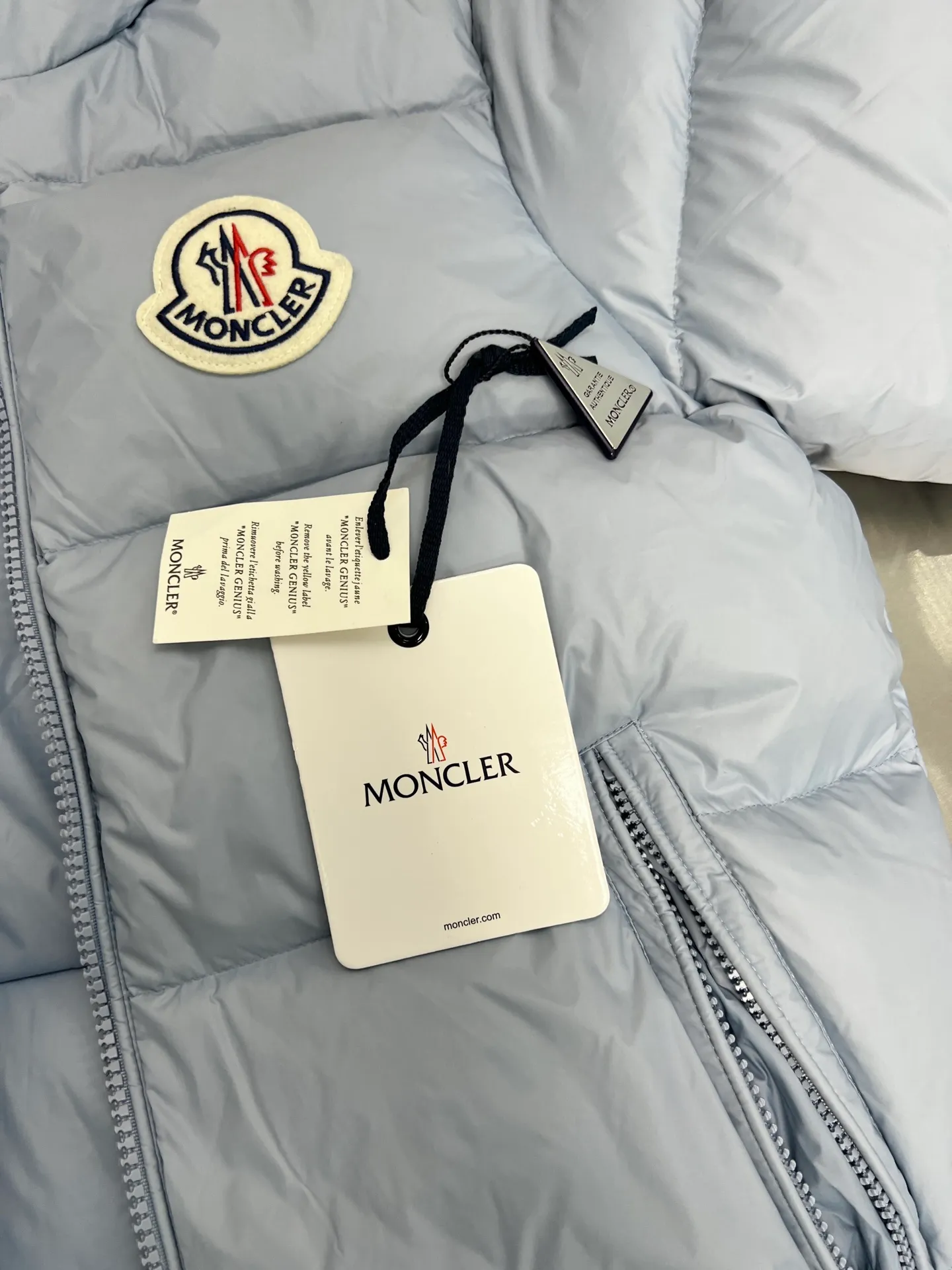 P800 Moncler autumn and winter new big label stand collar down jacket. Original customized hardware accessories. All imported original customization. Absolutely high quality. Full and fluffy. Super heavy-duty fabric. Excellent workmanship. Perfect version. Fabric is super comfortable. Same style for men and women. Color: black and sky blue. Size: 12345