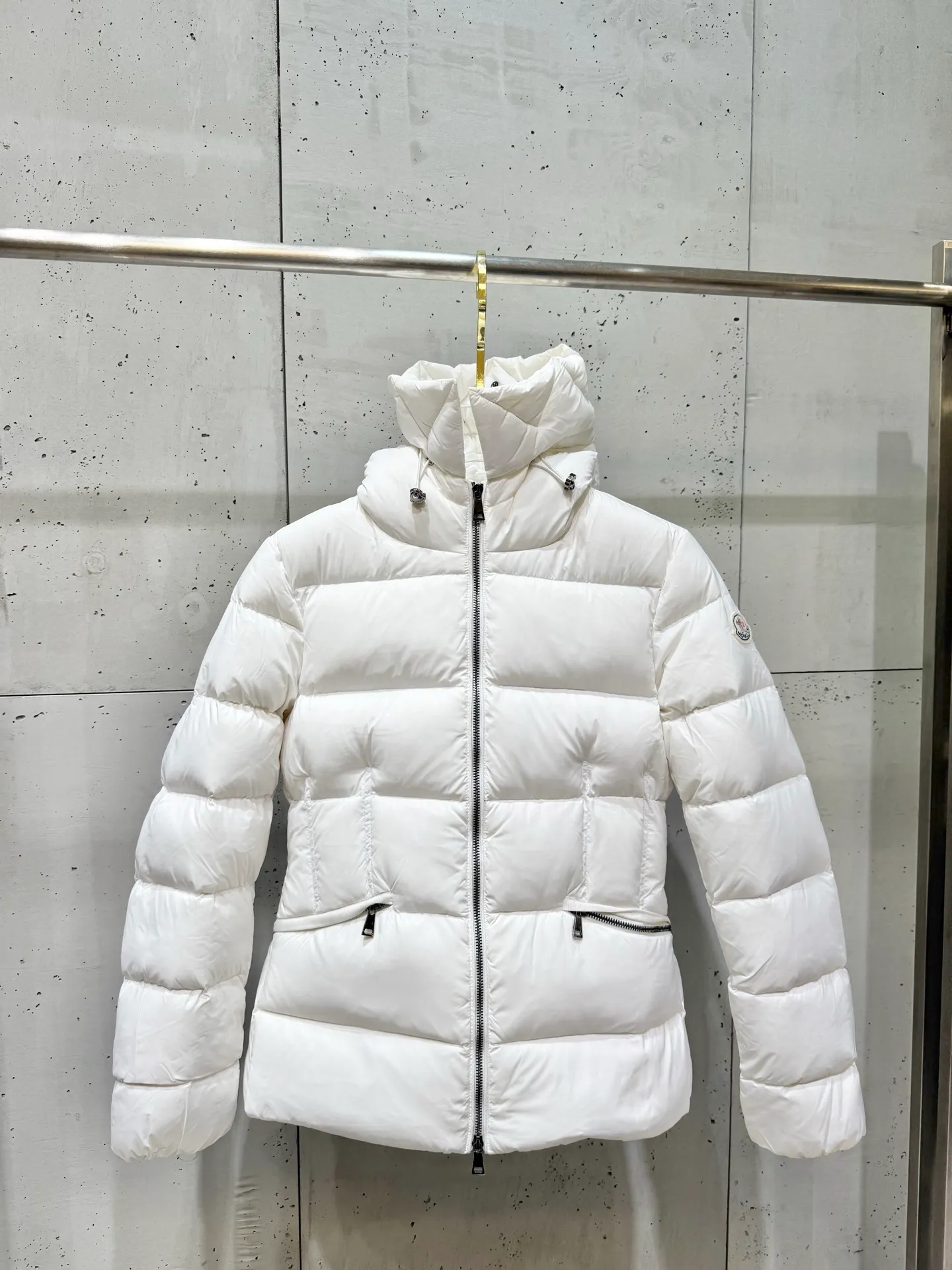 P1040 Moncler Boed short women's down jacket 🌟 The Boed down jacket is designed with a feminine silhouette and is equipped with a delicate belt to create a sophisticated and elegant winter look. This hooded down jacket is made from longue saison fabric and features a luxurious, rich fox fur collar. Cold protection and beauty coexist, black, white, coffee and military green, size 1234