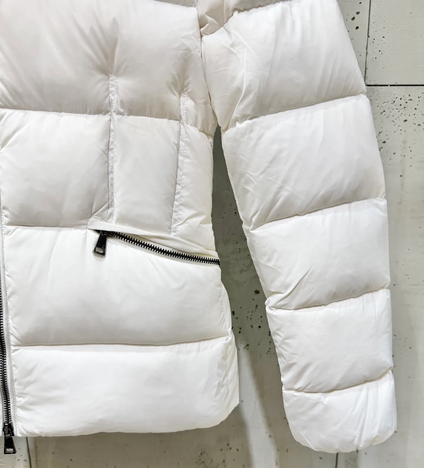 P1040 Moncler Boed short women's down jacket 🌟 The Boed down jacket is designed with a feminine silhouette and is equipped with a delicate belt to create a sophisticated and elegant winter look. This hooded down jacket is made from longue saison fabric and features a luxurious, rich fox fur collar. Cold protection and beauty coexist, black, white, coffee and military green, size 1234