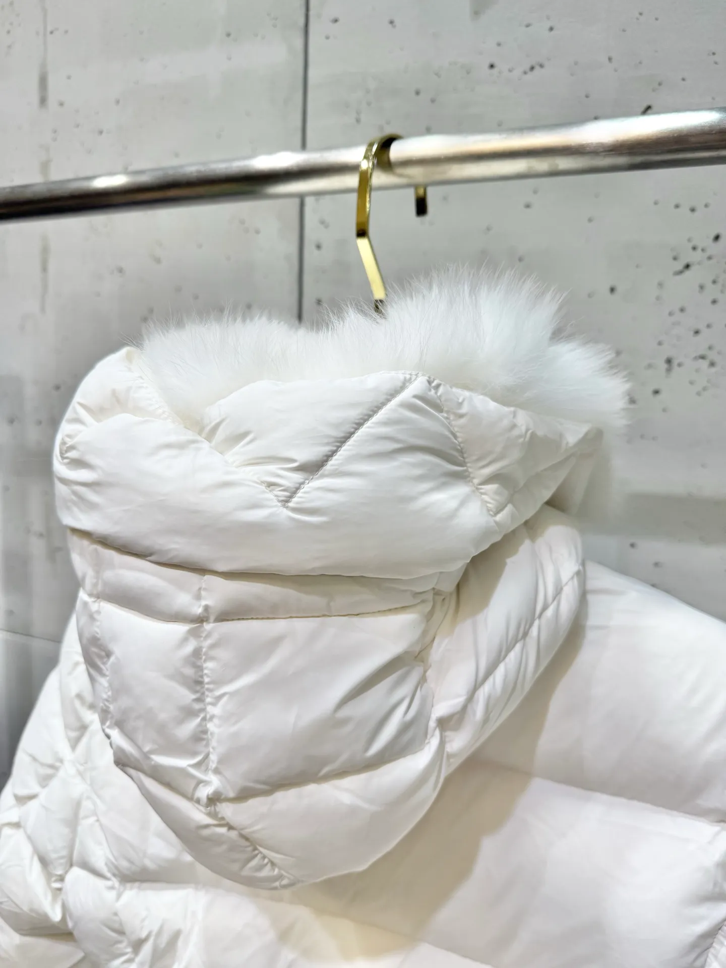 P1040 Moncler Boed short women's down jacket 🌟 The Boed down jacket is designed with a feminine silhouette and is equipped with a delicate belt to create a sophisticated and elegant winter look. This hooded down jacket is made from longue saison fabric and features a luxurious, rich fox fur collar. Cold protection and beauty coexist, black, white, coffee and military green, size 1234