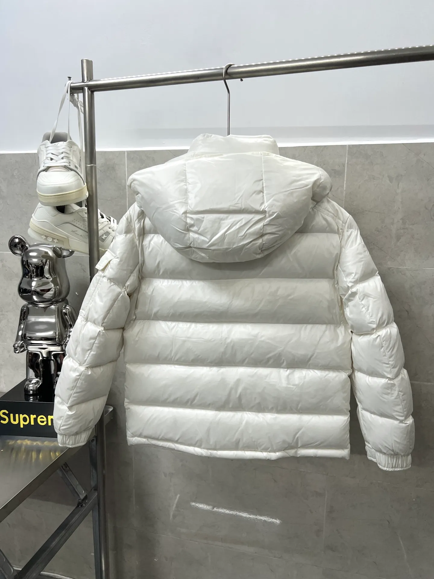 P740 Moncler Maya Zip Hooded Nylon Thermal Down Jacket This down jacket is inspired by the Italian Paninaro culture of the 1980s. Updated with a range of soft colors and molded details. Made from durable nylon paint to handle any unforeseen weather. This model features a super smart design with removable hood and performance to ensure comfort and freedom of movement. Colors: Black White Pink Size: 12345
