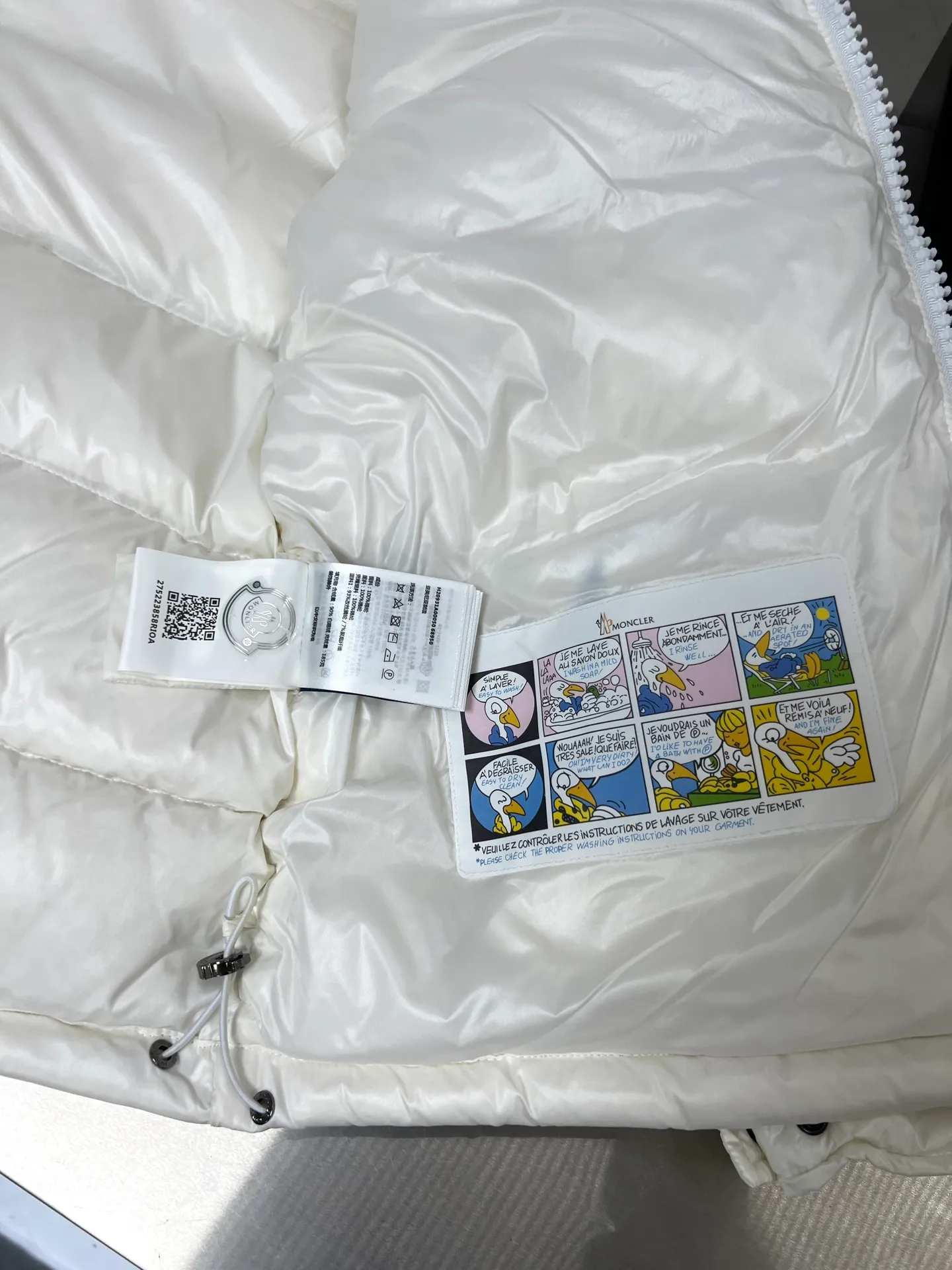 P740 Moncler Maya Zip Hooded Nylon Thermal Down Jacket This down jacket is inspired by the Italian Paninaro culture of the 1980s. Updated with a range of soft colors and molded details. Made from durable nylon paint to handle any unforeseen weather. This model features a super smart design with removable hood and performance to ensure comfort and freedom of movement. Colors: Black White Pink Size: 12345