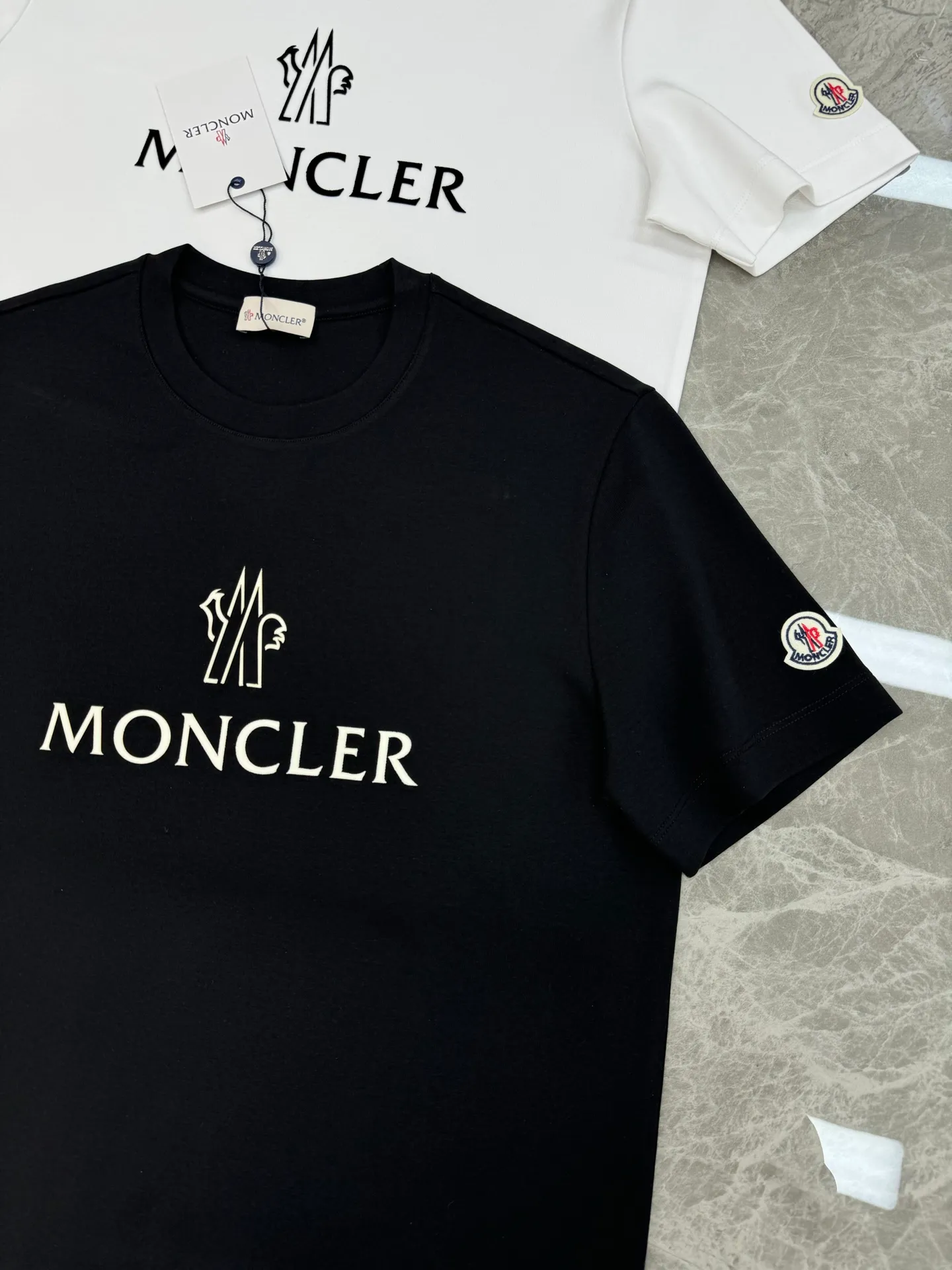 P160 Meng Mouth 25s new modal T-shirt. Made of high-quality 280g modal cotton, which is soft, breathable, and super comfortable to wear! The word "MONCLER" is printed on the chest. The basic brand letters are simple and recognizable. The classic small hat with embroidered mouth is embroidered. The round neck cut is versatile and does not matter the body shape. It can be easily worn whether it is leisure or sports. Italian high-end outdoor brand, fashionable and practical, quality control is a must! Color: black. White. Size: S-XXL fit version! (L is recommended for 175/140 pounds)