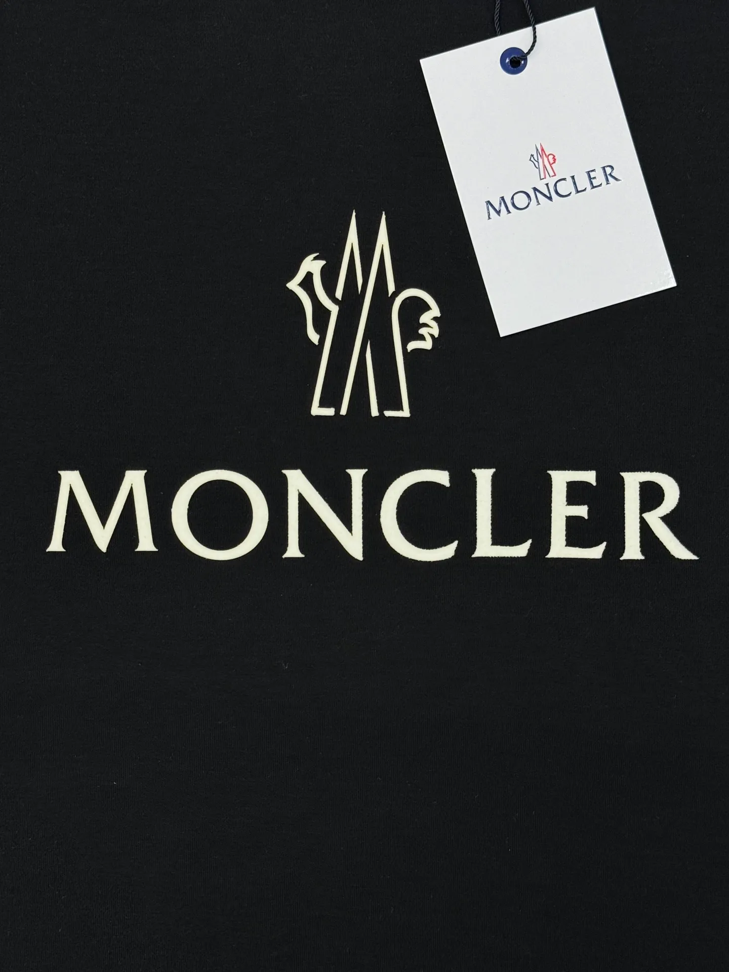 P160 Meng Mouth 25s new modal T-shirt. Made of high-quality 280g modal cotton, which is soft, breathable, and super comfortable to wear! The word "MONCLER" is printed on the chest. The basic brand letters are simple and recognizable. The classic small hat with embroidered mouth is embroidered. The round neck cut is versatile and does not matter the body shape. It can be easily worn whether it is leisure or sports. Italian high-end outdoor brand, fashionable and practical, quality control is a must! Color: black. White. Size: S-XXL fit version! (L is recommended for 175/140 pounds)