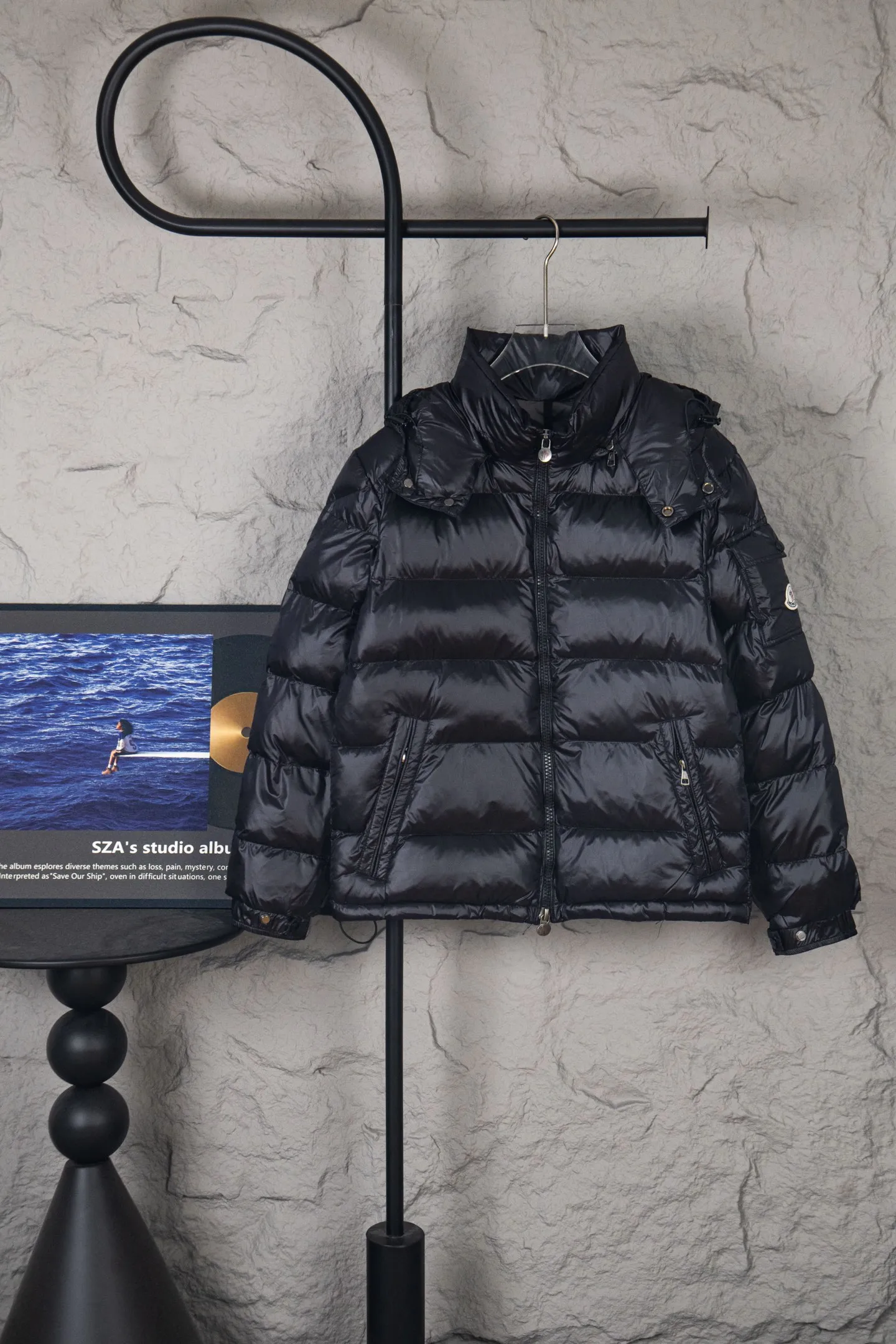 P580 Moncler/Moncler FW Maya Maya 70th Anniversary Limited Glossy Down Jacket Moncler Maya classic glossy down jacket, the pockets on the cuffs are perfectly combined with the 70-week wool felt label, the hood is removable. The fabric is customized and lacquered glossy fabric is the same as the original. The windproof and waterproof are the same as the original. It is filled with 90 white duck down, and the down filling is up to 400g. It has excellent thermal insulation effect and is a must-have in cold areas. Customized original accessories, complete with three logos, molded custom logo buttons. Influenced by the iconic coats of the 1980s, the Maya jacket re-examines the shapes in the Moncer archives with modern style and cutting-edge elements. This is the brand's professional achievement in ski equipment. Whether in terms of sport or style, this high-performance and positive-spirited jacket has all the elements a competitive athlete needs to claim the title. Color: black SIZE: M—XXL