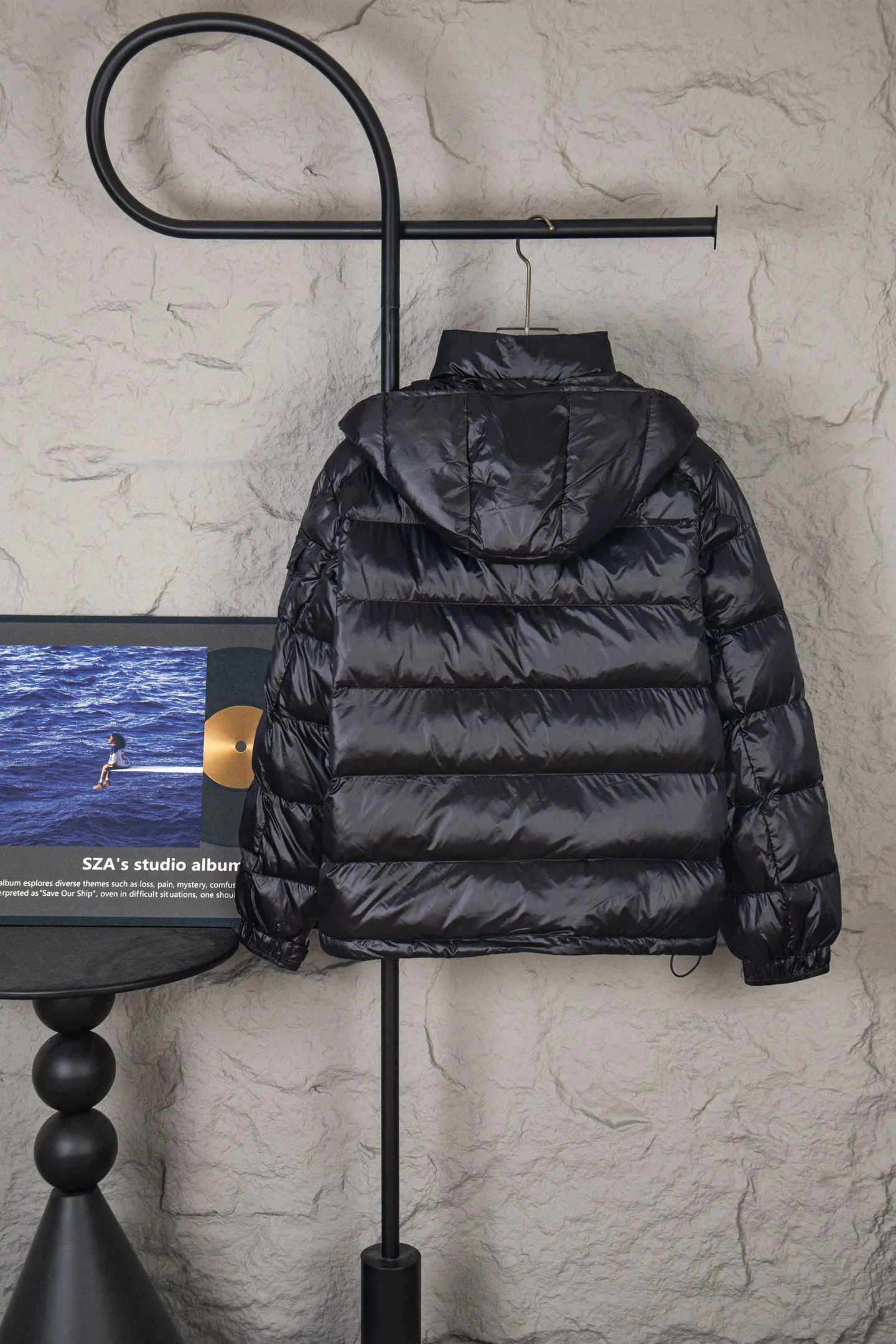 P580 Moncler/Moncler FW Maya Maya 70th Anniversary Limited Glossy Down Jacket Moncler Maya classic glossy down jacket, the pockets on the cuffs are perfectly combined with the 70-week wool felt label, the hood is removable. The fabric is customized and lacquered glossy fabric is the same as the original. The windproof and waterproof are the same as the original. It is filled with 90 white duck down, and the down filling is up to 400g. It has excellent thermal insulation effect and is a must-have in cold areas. Customized original accessories, complete with three logos, molded custom logo buttons. Influenced by the iconic coats of the 1980s, the Maya jacket re-examines the shapes in the Moncer archives with modern style and cutting-edge elements. This is the brand's professional achievement in ski equipment. Whether in terms of sport or style, this high-performance and positive-spirited jacket has all the elements a competitive athlete needs to claim the title. Color: black SIZE: M—XXL