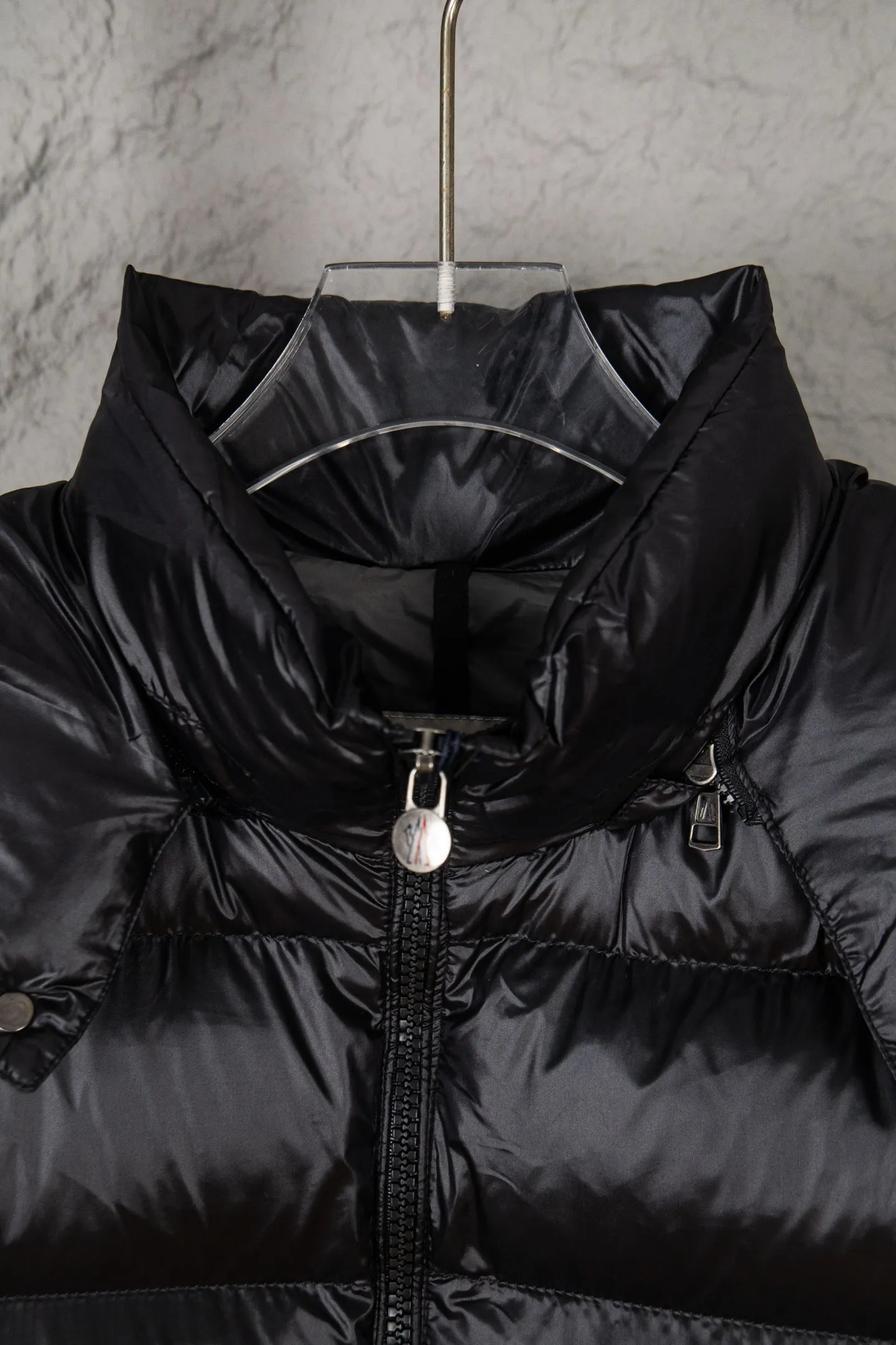 P580 Moncler/Moncler FW Maya Maya 70th Anniversary Limited Glossy Down Jacket Moncler Maya classic glossy down jacket, the pockets on the cuffs are perfectly combined with the 70-week wool felt label, the hood is removable. The fabric is customized and lacquered glossy fabric is the same as the original. The windproof and waterproof are the same as the original. It is filled with 90 white duck down, and the down filling is up to 400g. It has excellent thermal insulation effect and is a must-have in cold areas. Customized original accessories, complete with three logos, molded custom logo buttons. Influenced by the iconic coats of the 1980s, the Maya jacket re-examines the shapes in the Moncer archives with modern style and cutting-edge elements. This is the brand's professional achievement in ski equipment. Whether in terms of sport or style, this high-performance and positive-spirited jacket has all the elements a competitive athlete needs to claim the title. Color: black SIZE: M—XXL