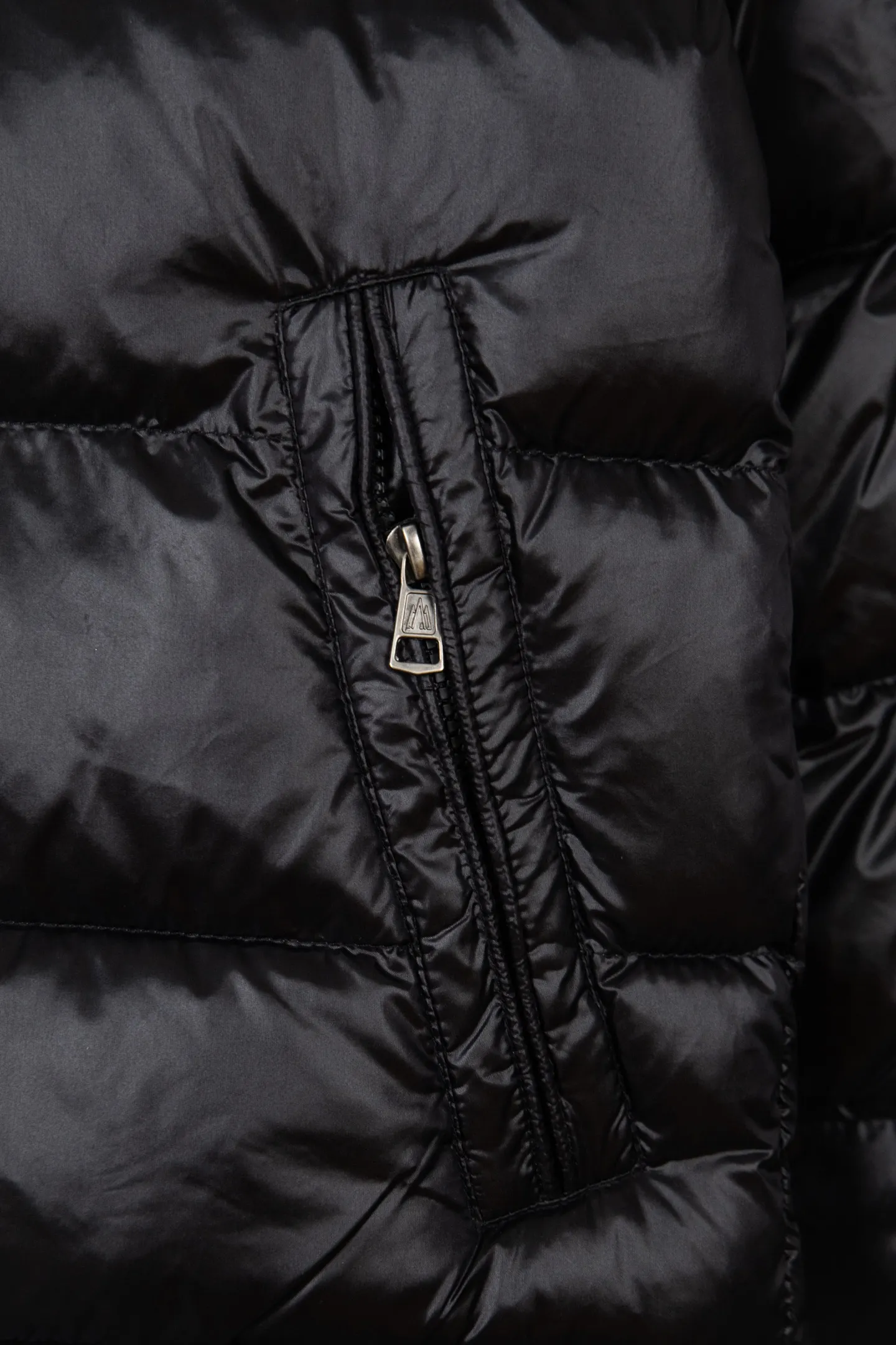 P580 Moncler/Moncler FW Maya Maya 70th Anniversary Limited Glossy Down Jacket Moncler Maya classic glossy down jacket, the pockets on the cuffs are perfectly combined with the 70-week wool felt label, the hood is removable. The fabric is customized and lacquered glossy fabric is the same as the original. The windproof and waterproof are the same as the original. It is filled with 90 white duck down, and the down filling is up to 400g. It has excellent thermal insulation effect and is a must-have in cold areas. Customized original accessories, complete with three logos, molded custom logo buttons. Influenced by the iconic coats of the 1980s, the Maya jacket re-examines the shapes in the Moncer archives with modern style and cutting-edge elements. This is the brand's professional achievement in ski equipment. Whether in terms of sport or style, this high-performance and positive-spirited jacket has all the elements a competitive athlete needs to claim the title. Color: black SIZE: M—XXL