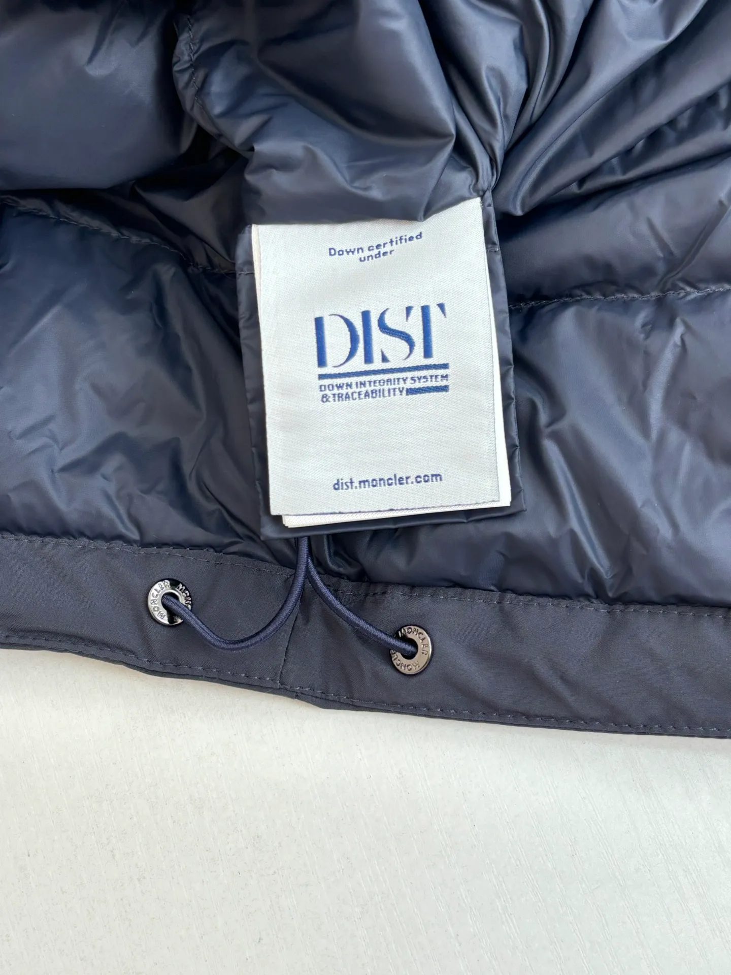 P850 Moncler*/Mask 25Fw new blue hooded down jacket is made of smooth functional nylon fabric, with both streamlined beauty and practical function. Concealed down padding provides protection when needed while maintaining a smooth silhouette. Features signature sleeve pockets and ribbed knit trim Sizes: 1/2/3/4
